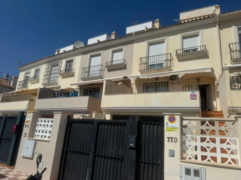 This semi-detached house offers spacious living across 4 floors, featuring 256 m² of well-maintained space. It includes 3 bedrooms and 2 bathrooms, perfect for a family. The house benefits from golf course views and a convenient location close to schools,