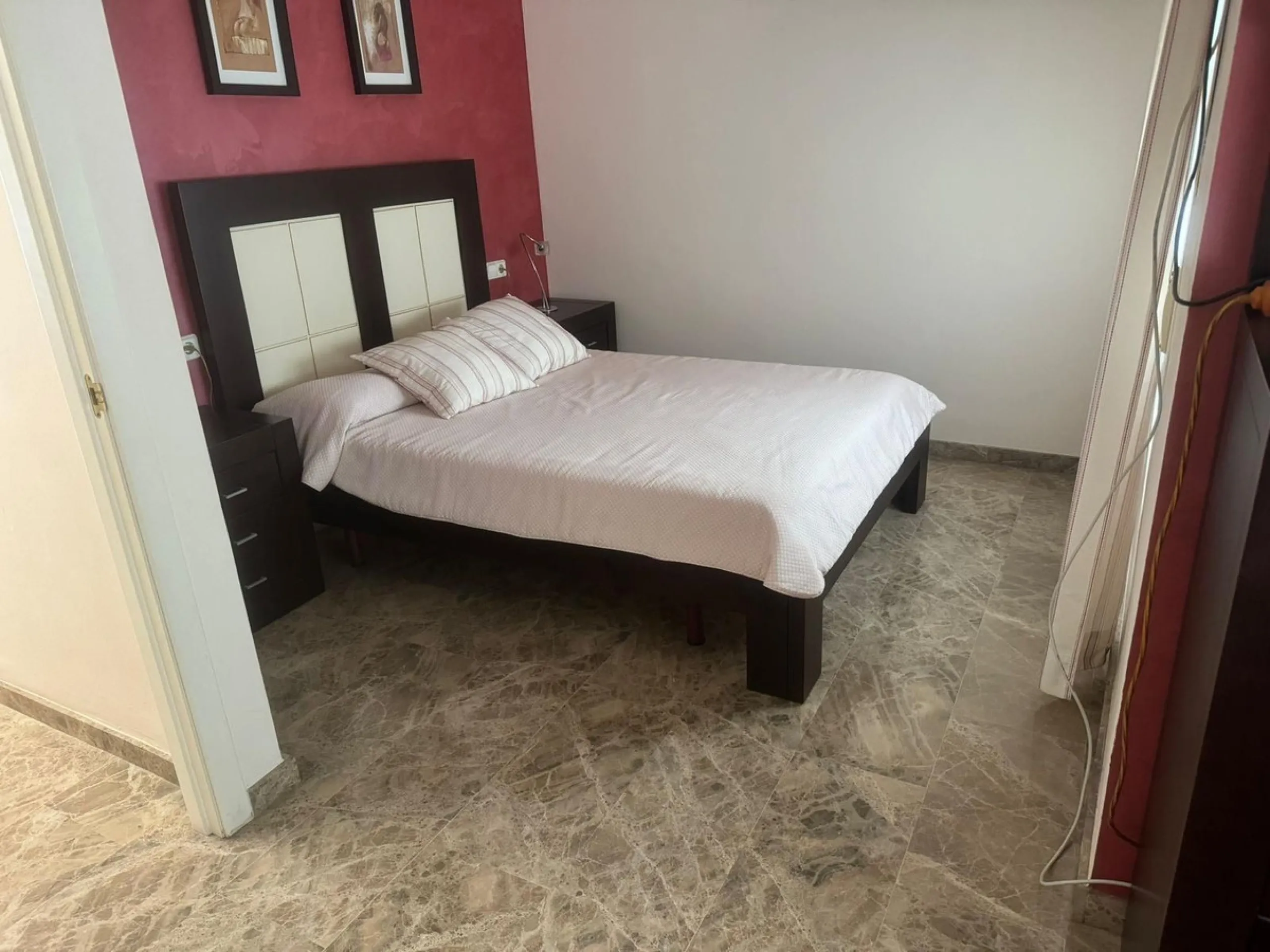 This semi-detached house offers spacious living across 4 floors, featuring 256 m² of well-maintained space. It includes 3 bedrooms and 2 bathrooms, perfect for a family. The house benefits from golf course views and a convenient location close to schools,