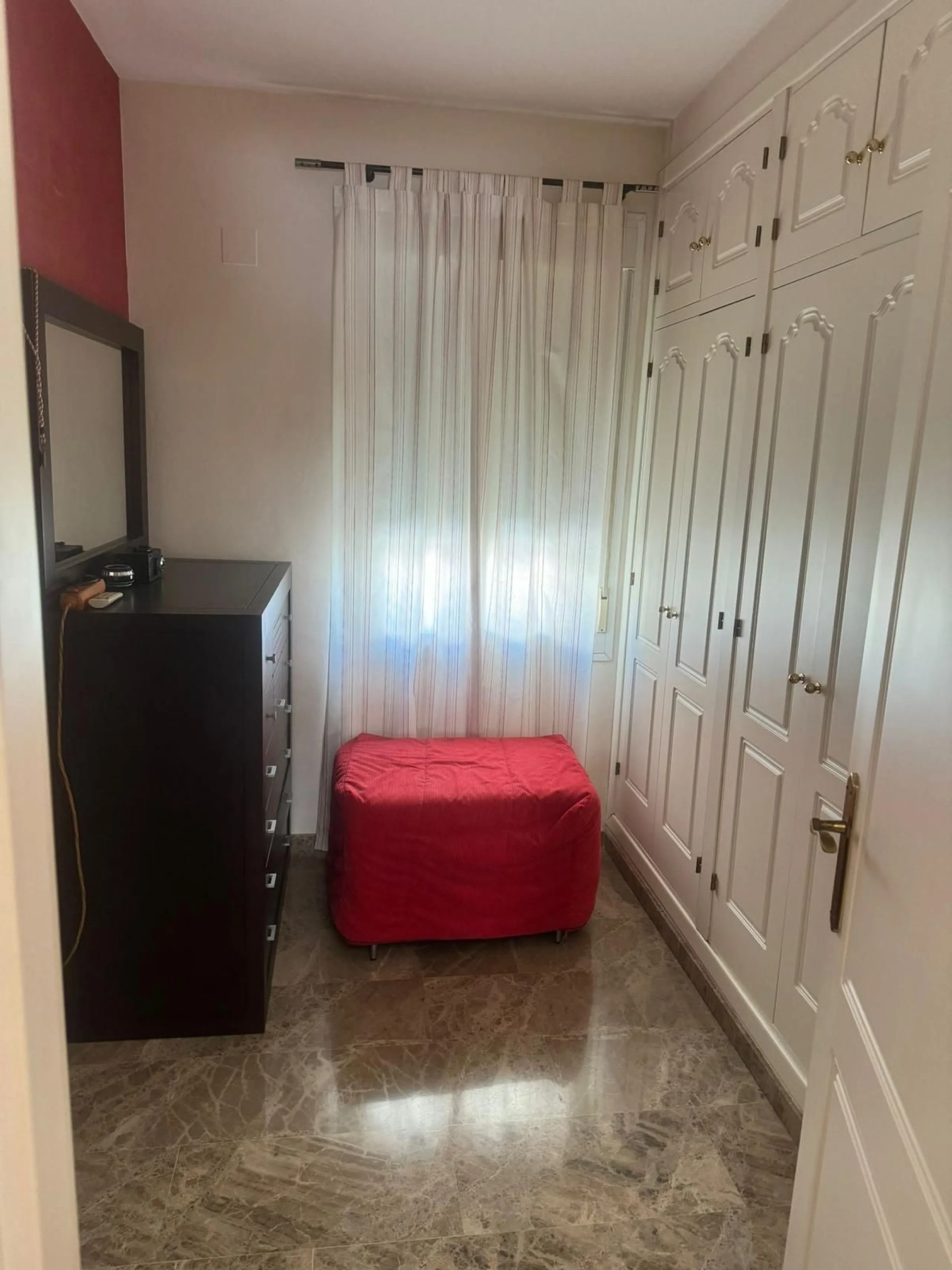 This semi-detached house offers spacious living across 4 floors, featuring 256 m² of well-maintained space. It includes 3 bedrooms and 2 bathrooms, perfect for a family. The house benefits from golf course views and a convenient location close to schools,