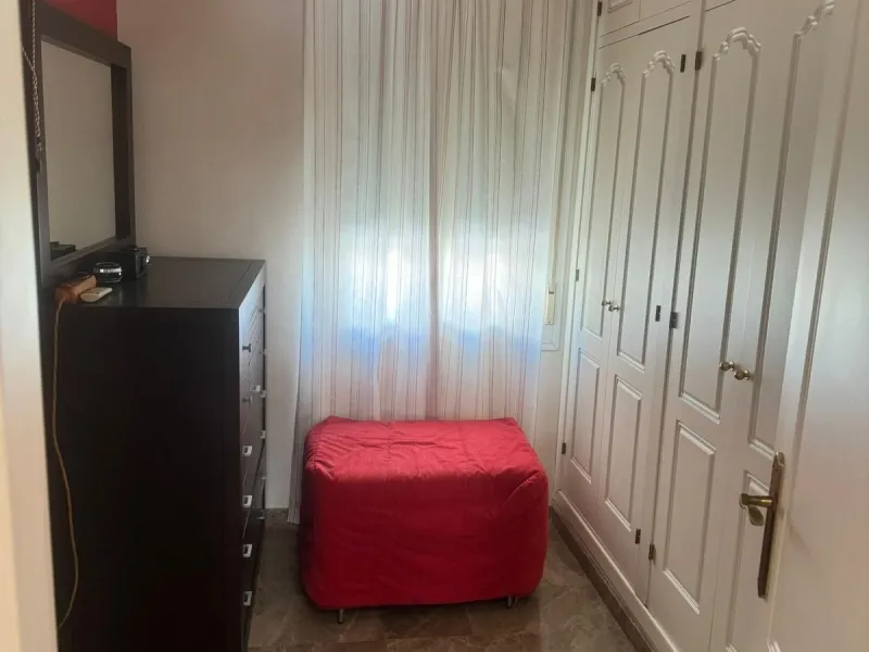 This semi-detached house offers spacious living across 4 floors, featuring 256 m² of well-maintained space. It includes 3 bedrooms and 2 bathrooms, perfect for a family. The house benefits from golf course views and a convenient location close to schools,