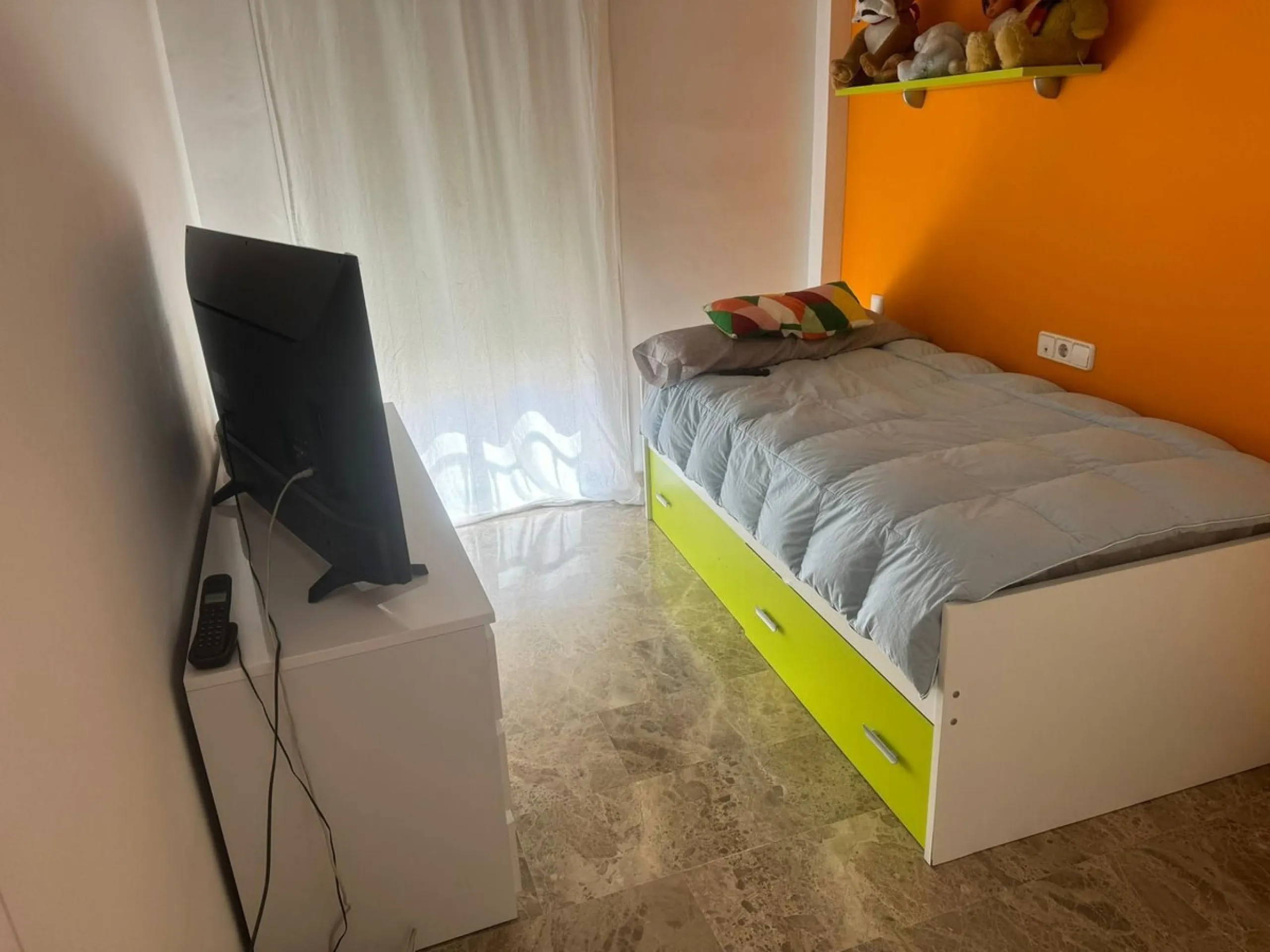This semi-detached house offers spacious living across 4 floors, featuring 256 m² of well-maintained space. It includes 3 bedrooms and 2 bathrooms, perfect for a family. The house benefits from golf course views and a convenient location close to schools,