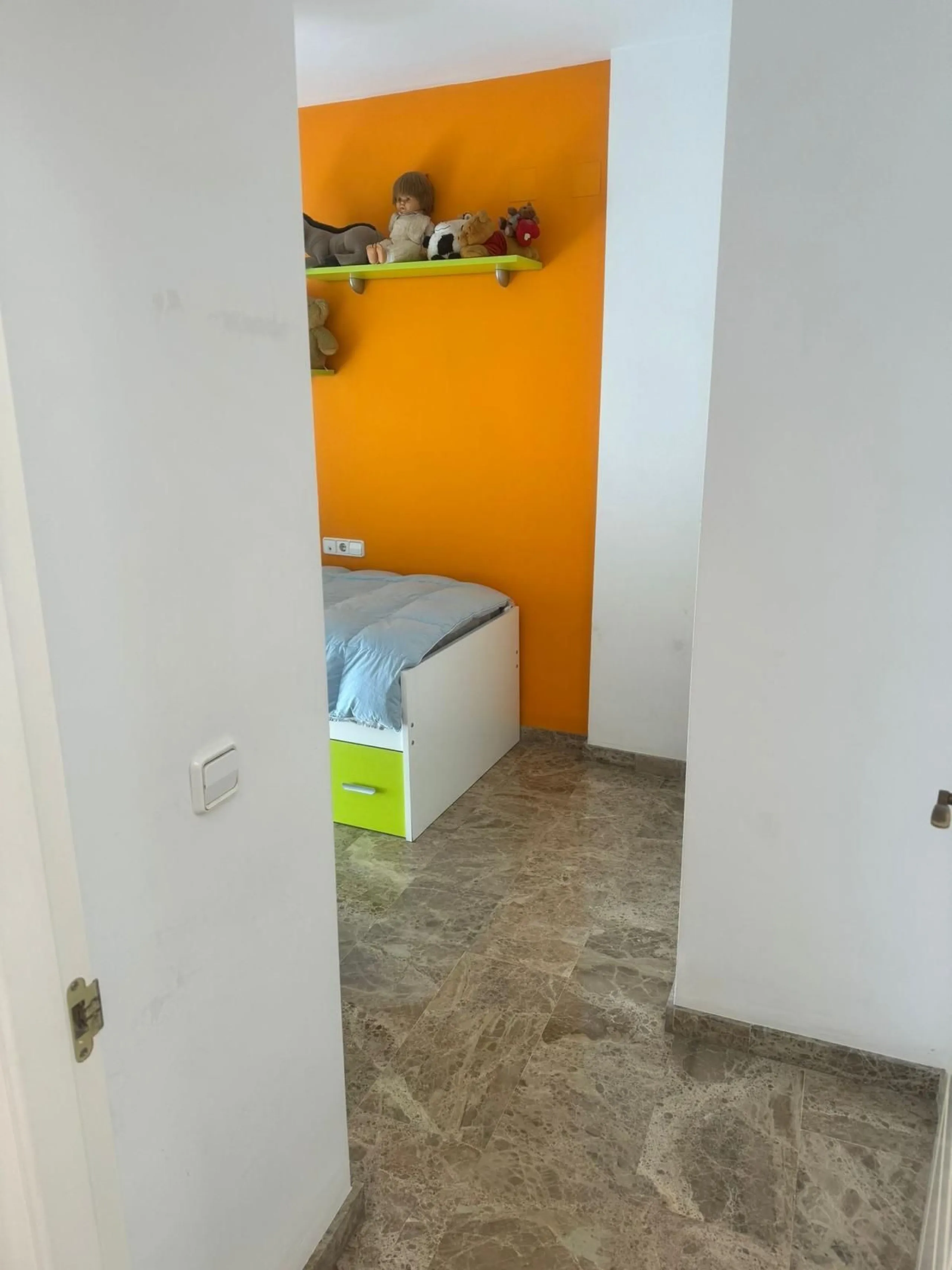 This semi-detached house offers spacious living across 4 floors, featuring 256 m² of well-maintained space. It includes 3 bedrooms and 2 bathrooms, perfect for a family. The house benefits from golf course views and a convenient location close to schools,