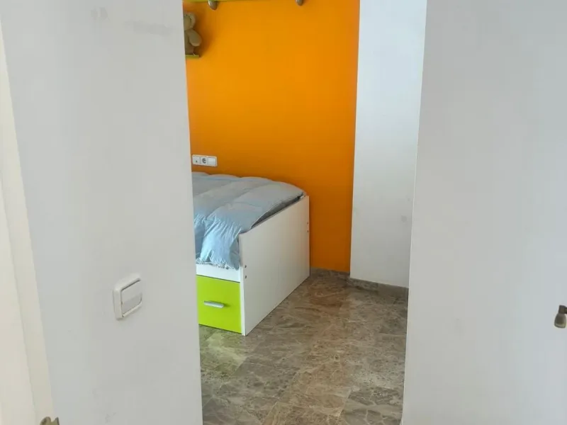 This semi-detached house offers spacious living across 4 floors, featuring 256 m² of well-maintained space. It includes 3 bedrooms and 2 bathrooms, perfect for a family. The house benefits from golf course views and a convenient location close to schools,
