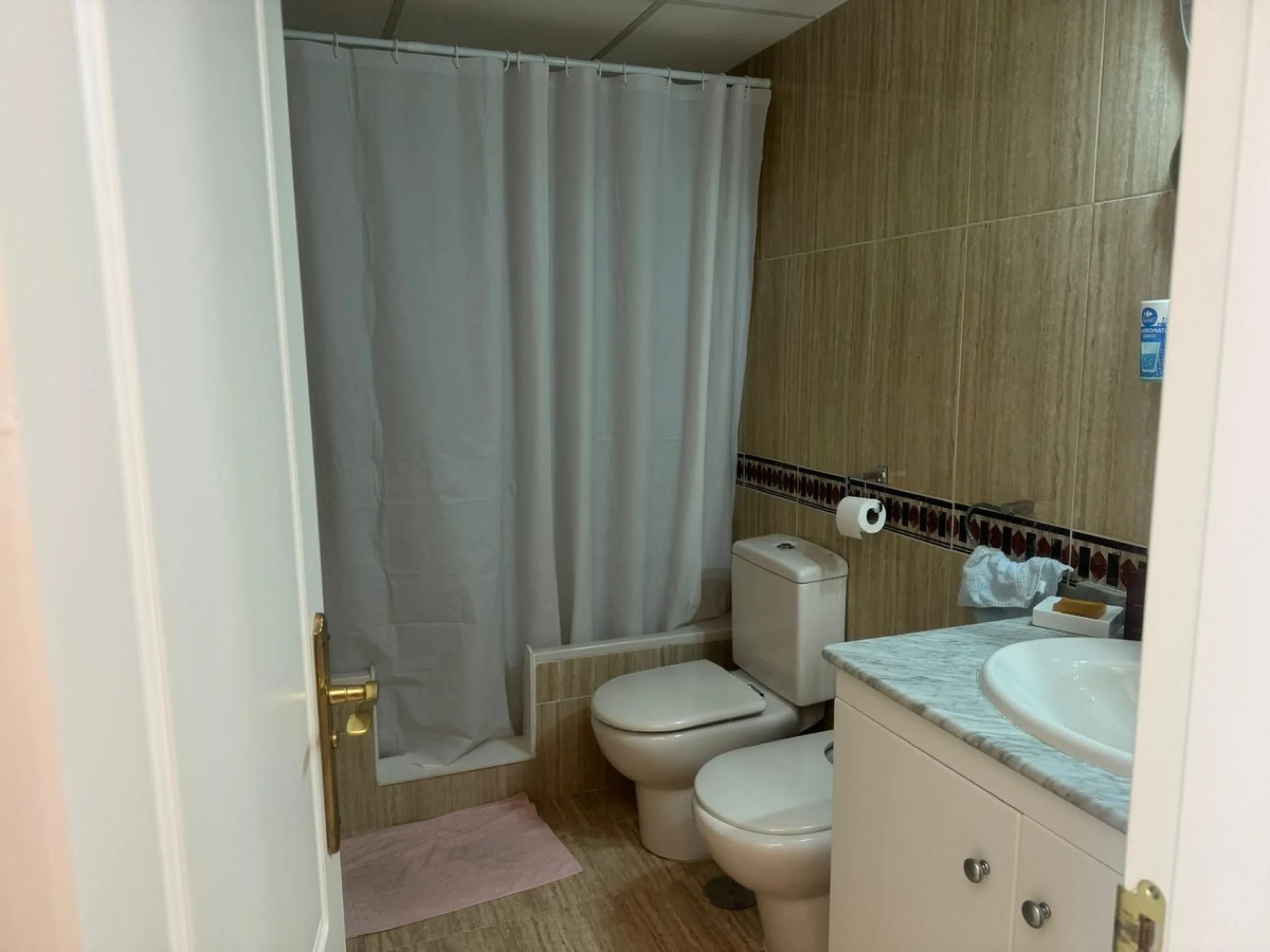 This semi-detached house offers spacious living across 4 floors, featuring 256 m² of well-maintained space. It includes 3 bedrooms and 2 bathrooms, perfect for a family. The house benefits from golf course views and a convenient location close to schools,