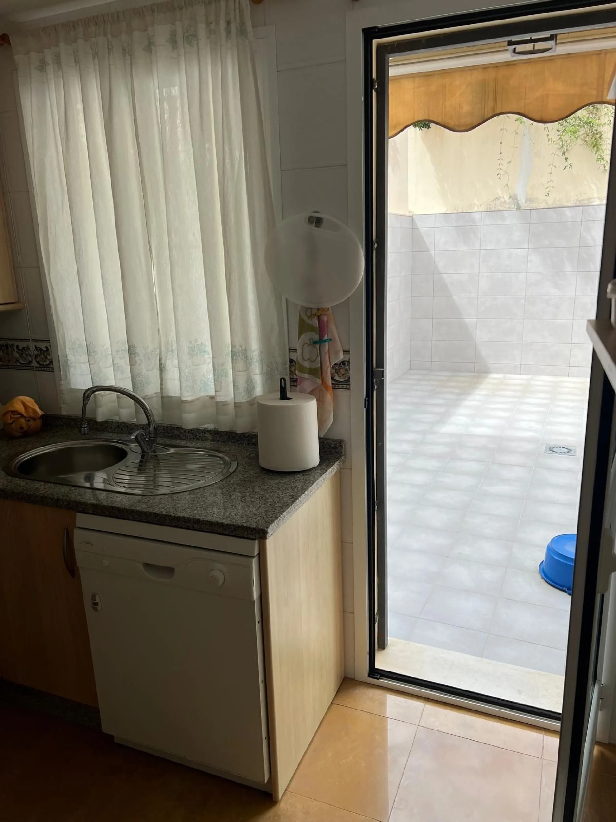 This semi-detached house offers spacious living across 4 floors, featuring 256 m² of well-maintained space. It includes 3 bedrooms and 2 bathrooms, perfect for a family. The house benefits from golf course views and a convenient location close to schools,