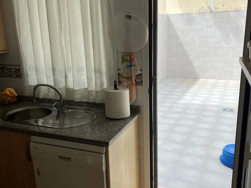 This semi-detached house offers spacious living across 4 floors, featuring 256 m² of well-maintained space. It includes 3 bedrooms and 2 bathrooms, perfect for a family. The house benefits from golf course views and a convenient location close to schools,