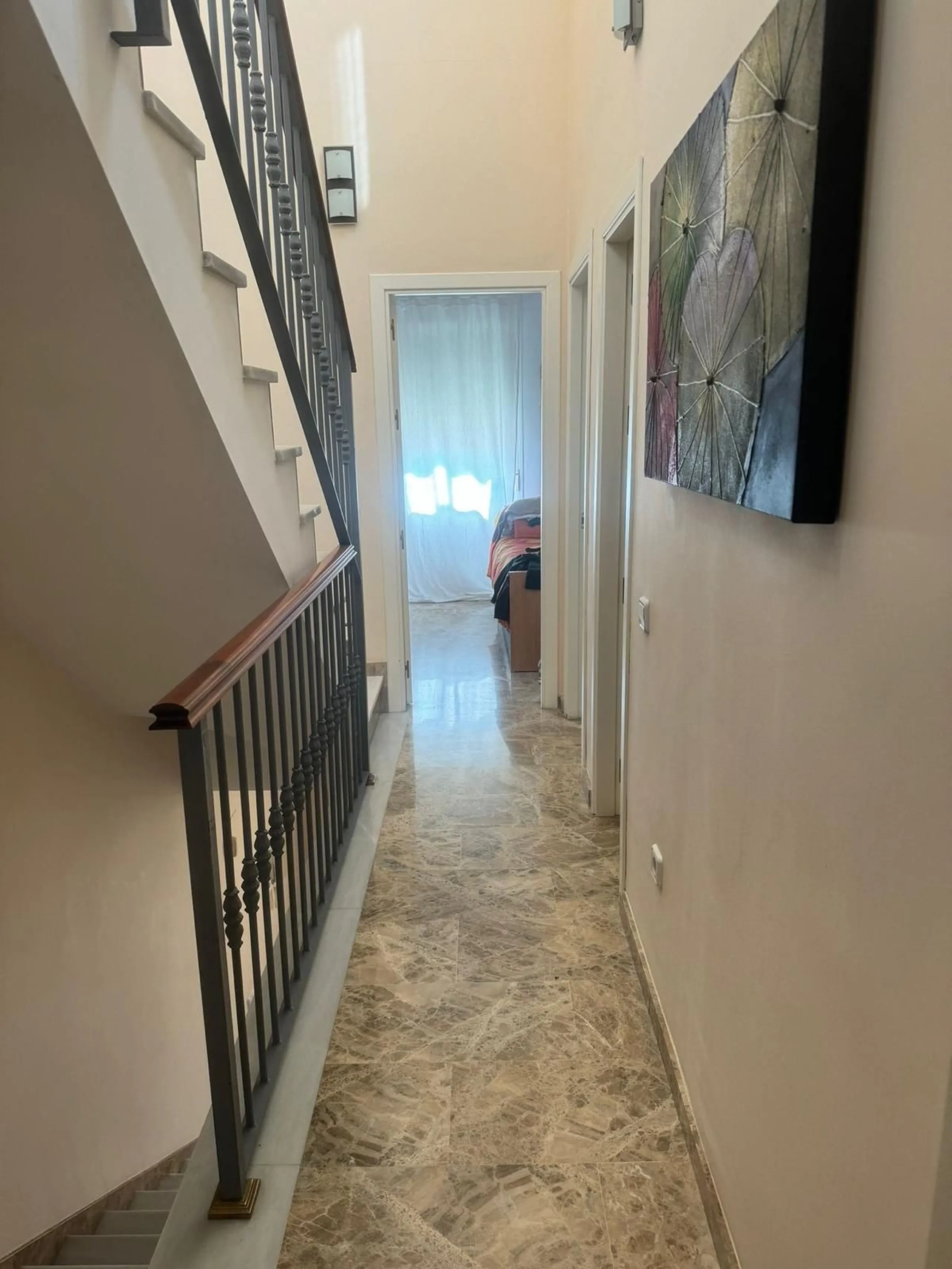 This semi-detached house offers spacious living across 4 floors, featuring 256 m² of well-maintained space. It includes 3 bedrooms and 2 bathrooms, perfect for a family. The house benefits from golf course views and a convenient location close to schools,