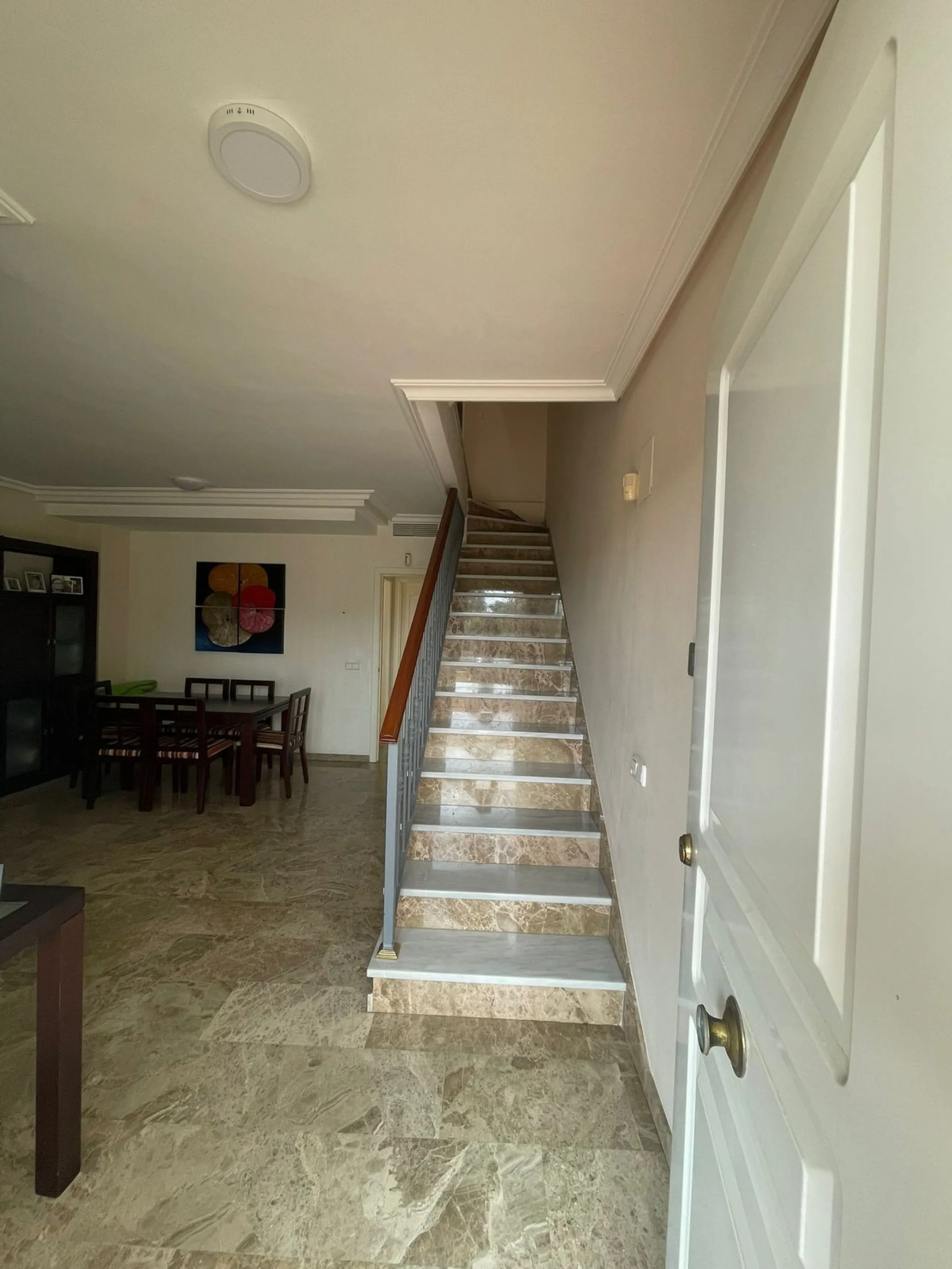 This semi-detached house offers spacious living across 4 floors, featuring 256 m² of well-maintained space. It includes 3 bedrooms and 2 bathrooms, perfect for a family. The house benefits from golf course views and a convenient location close to schools,