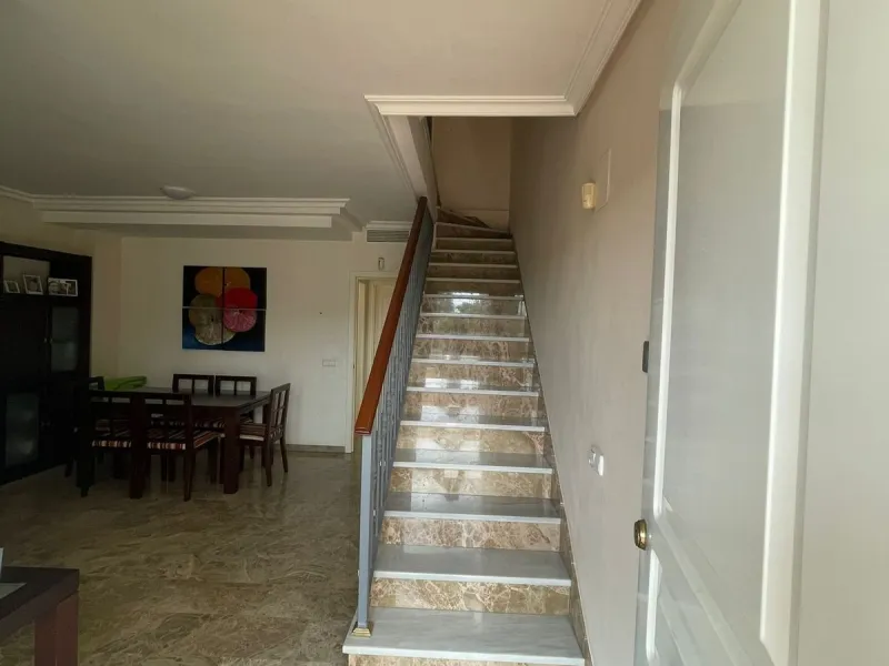 This semi-detached house offers spacious living across 4 floors, featuring 256 m² of well-maintained space. It includes 3 bedrooms and 2 bathrooms, perfect for a family. The house benefits from golf course views and a convenient location close to schools,
