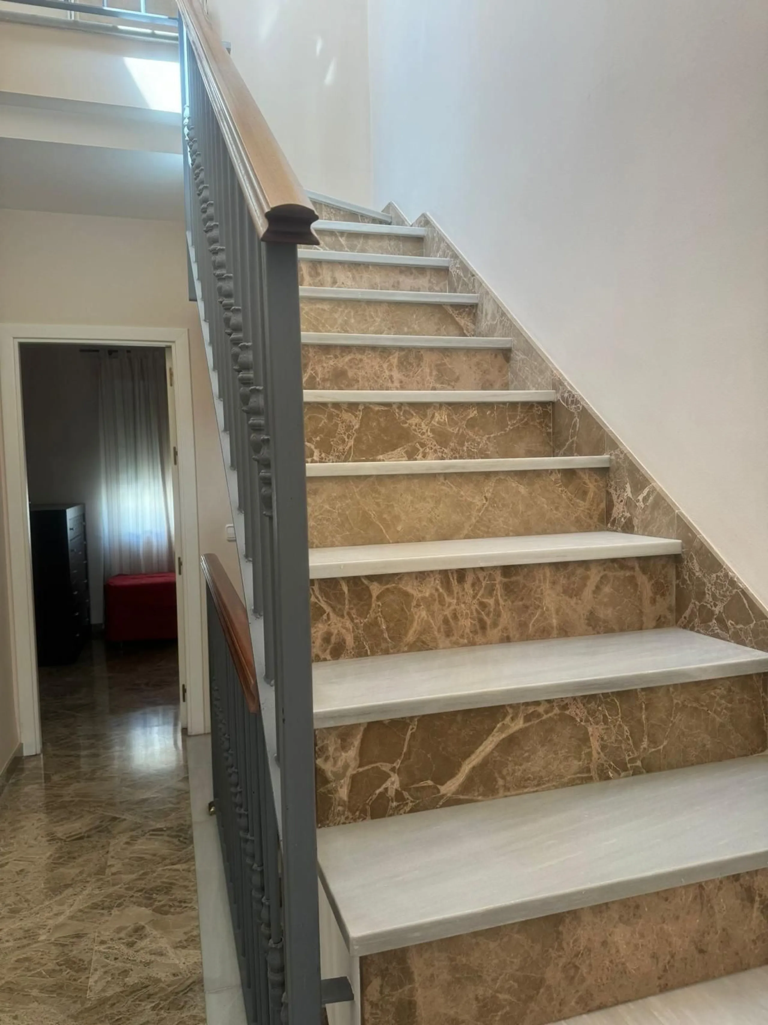 This semi-detached house offers spacious living across 4 floors, featuring 256 m² of well-maintained space. It includes 3 bedrooms and 2 bathrooms, perfect for a family. The house benefits from golf course views and a convenient location close to schools,