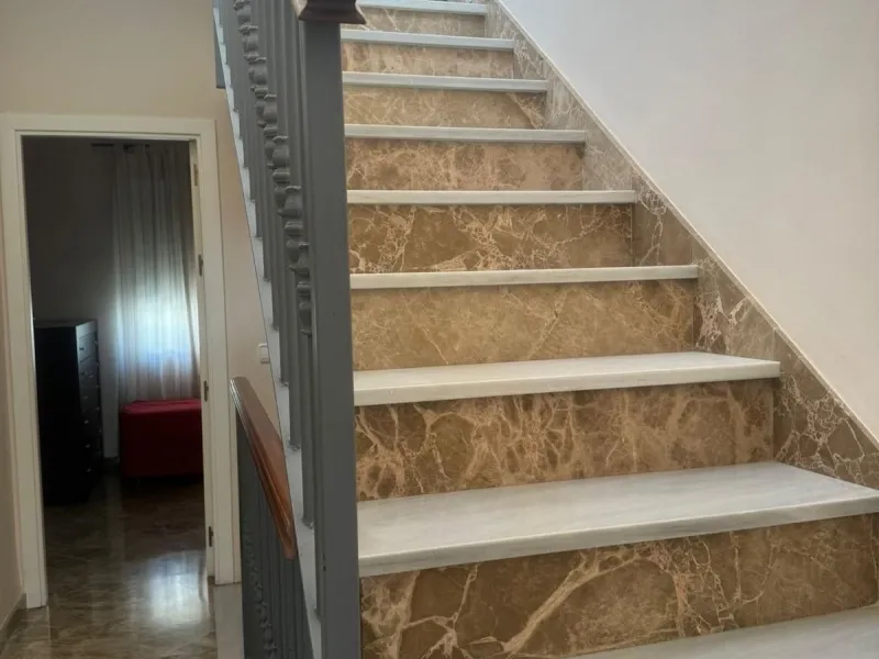 This semi-detached house offers spacious living across 4 floors, featuring 256 m² of well-maintained space. It includes 3 bedrooms and 2 bathrooms, perfect for a family. The house benefits from golf course views and a convenient location close to schools,