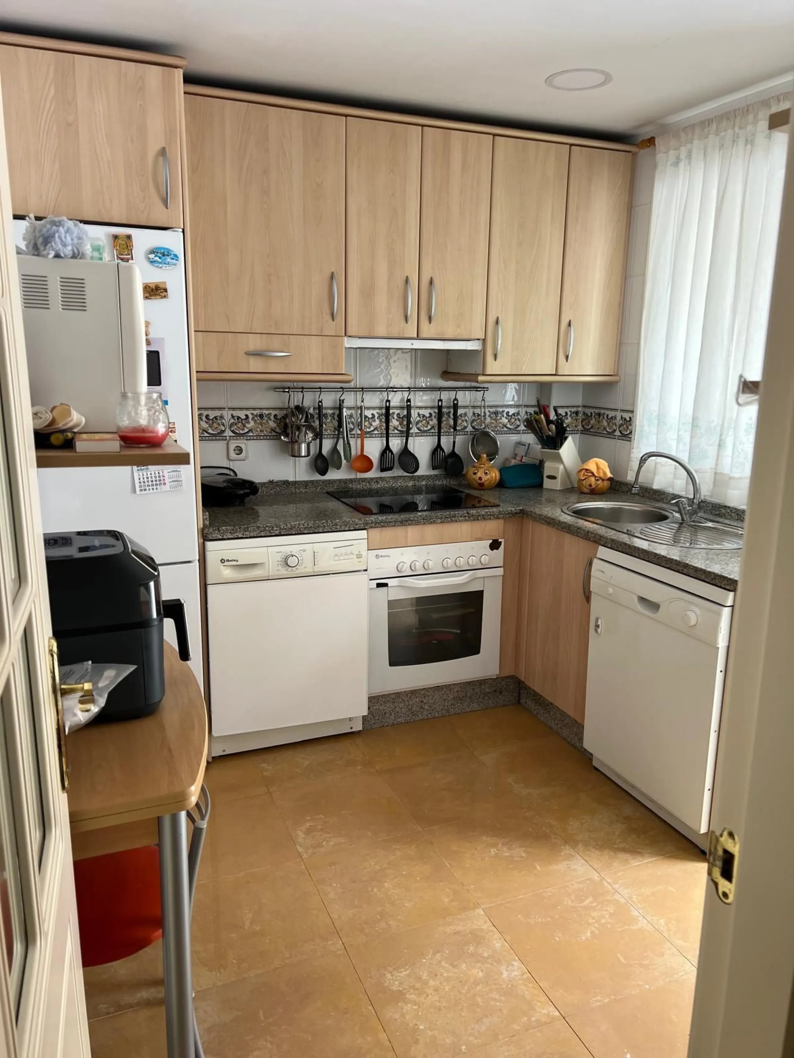 This semi-detached house offers spacious living across 4 floors, featuring 256 m² of well-maintained space. It includes 3 bedrooms and 2 bathrooms, perfect for a family. The house benefits from golf course views and a convenient location close to schools,