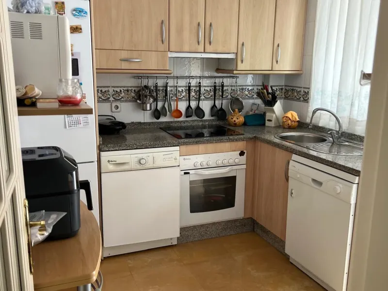 This semi-detached house offers spacious living across 4 floors, featuring 256 m² of well-maintained space. It includes 3 bedrooms and 2 bathrooms, perfect for a family. The house benefits from golf course views and a convenient location close to schools,