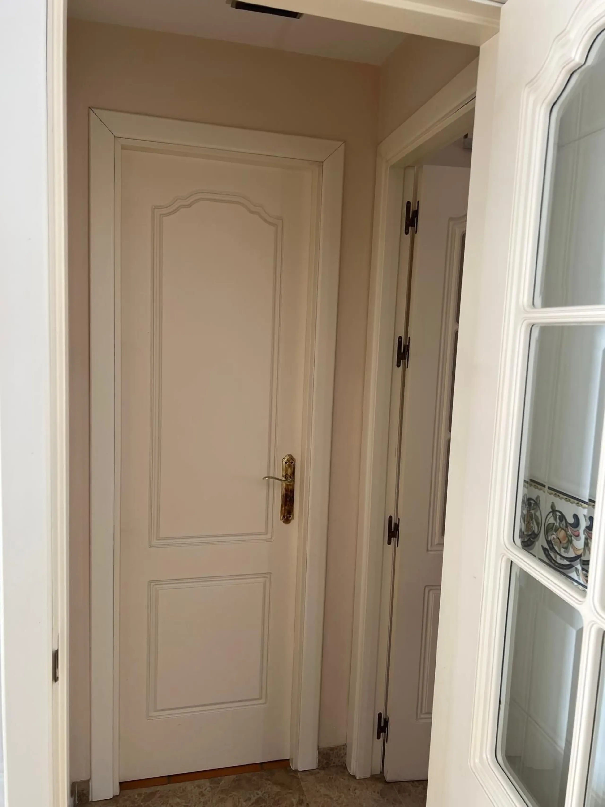 This semi-detached house offers spacious living across 4 floors, featuring 256 m² of well-maintained space. It includes 3 bedrooms and 2 bathrooms, perfect for a family. The house benefits from golf course views and a convenient location close to schools,