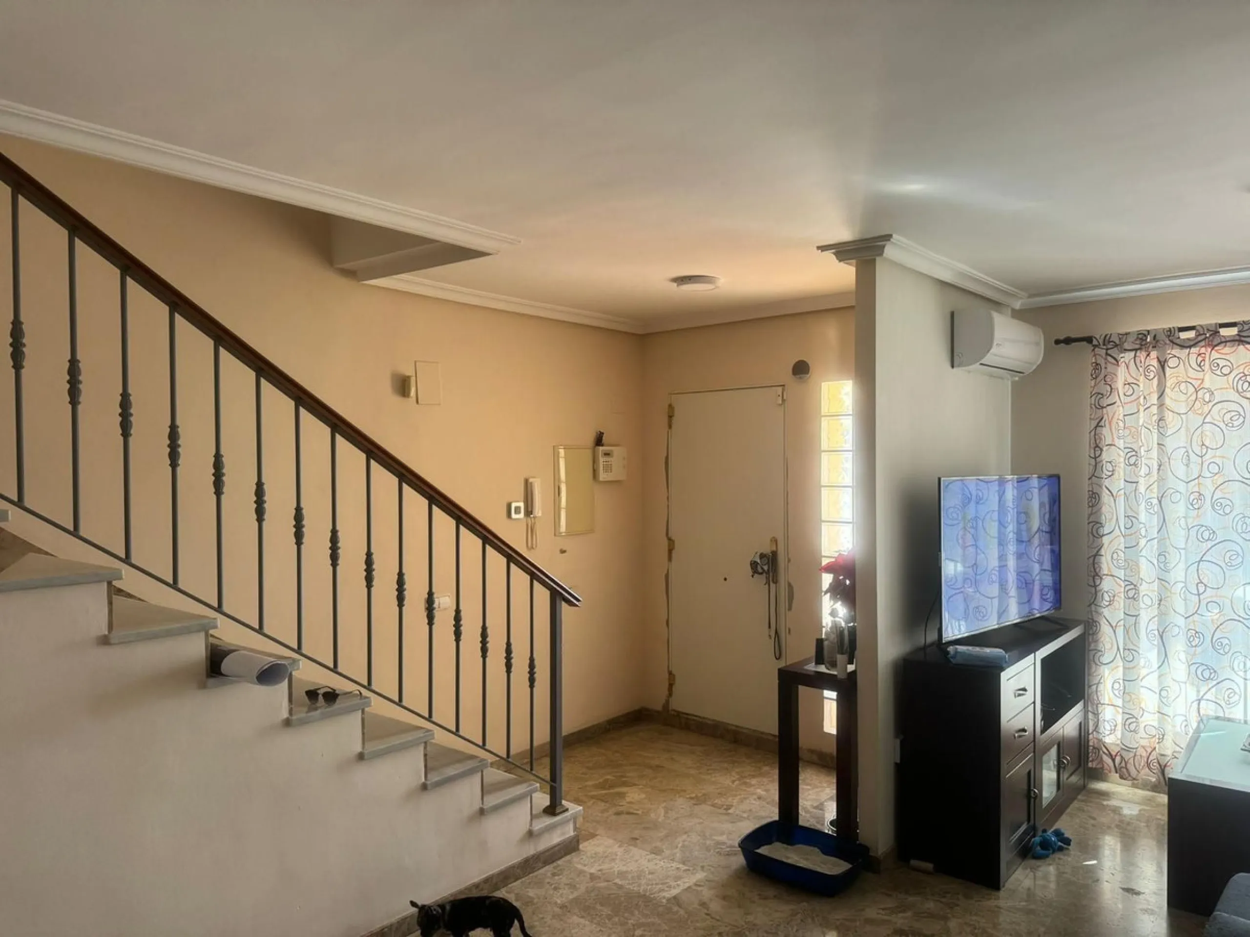This semi-detached house offers spacious living across 4 floors, featuring 256 m² of well-maintained space. It includes 3 bedrooms and 2 bathrooms, perfect for a family. The house benefits from golf course views and a convenient location close to schools,