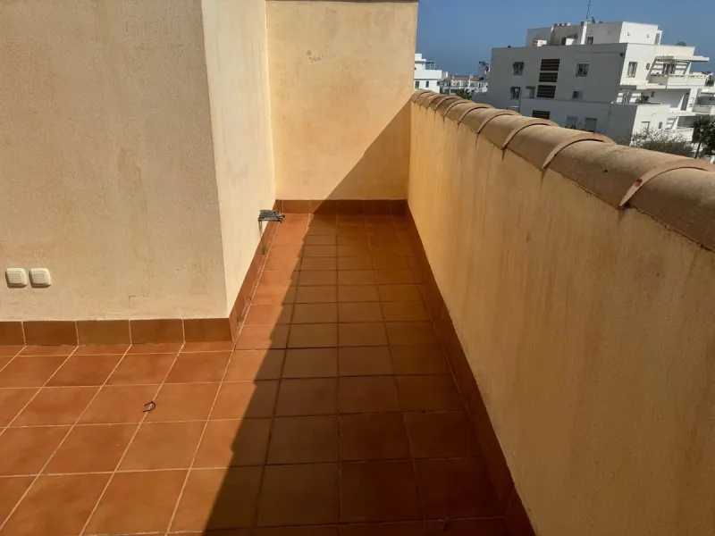 This semi-detached house offers spacious living across 4 floors, featuring 256 m² of well-maintained space. It includes 3 bedrooms and 2 bathrooms, perfect for a family. The house benefits from golf course views and a convenient location close to schools,