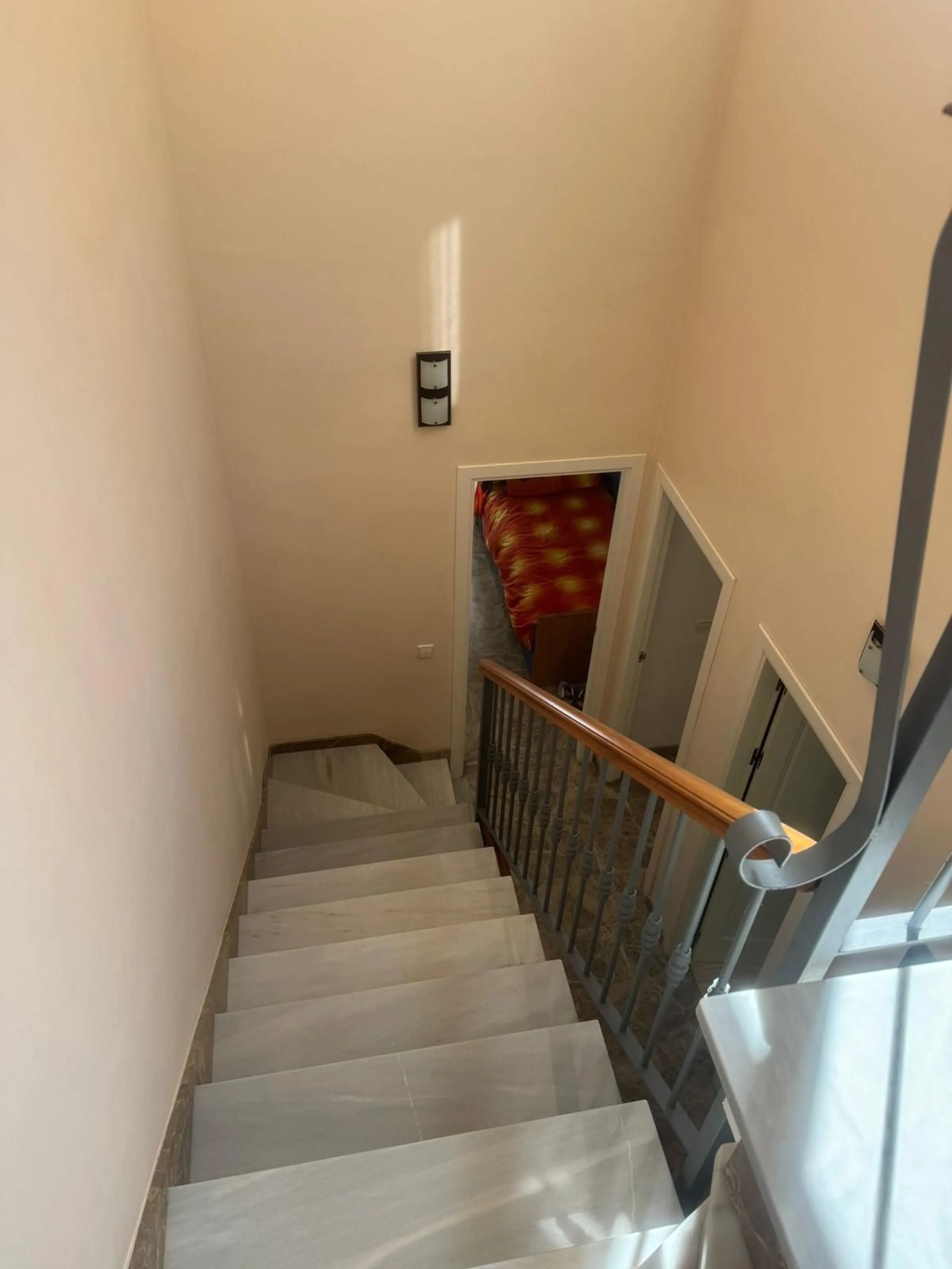 This semi-detached house offers spacious living across 4 floors, featuring 256 m² of well-maintained space. It includes 3 bedrooms and 2 bathrooms, perfect for a family. The house benefits from golf course views and a convenient location close to schools,