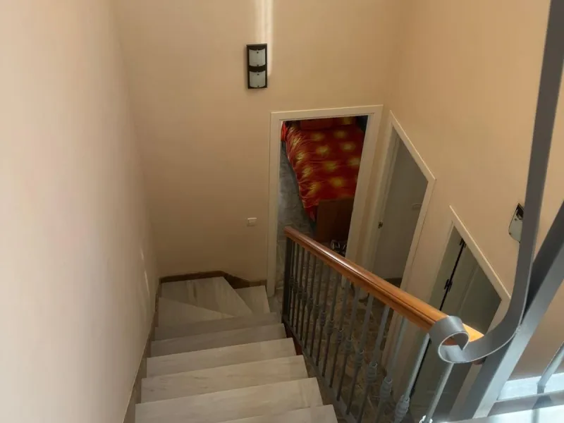 This semi-detached house offers spacious living across 4 floors, featuring 256 m² of well-maintained space. It includes 3 bedrooms and 2 bathrooms, perfect for a family. The house benefits from golf course views and a convenient location close to schools,