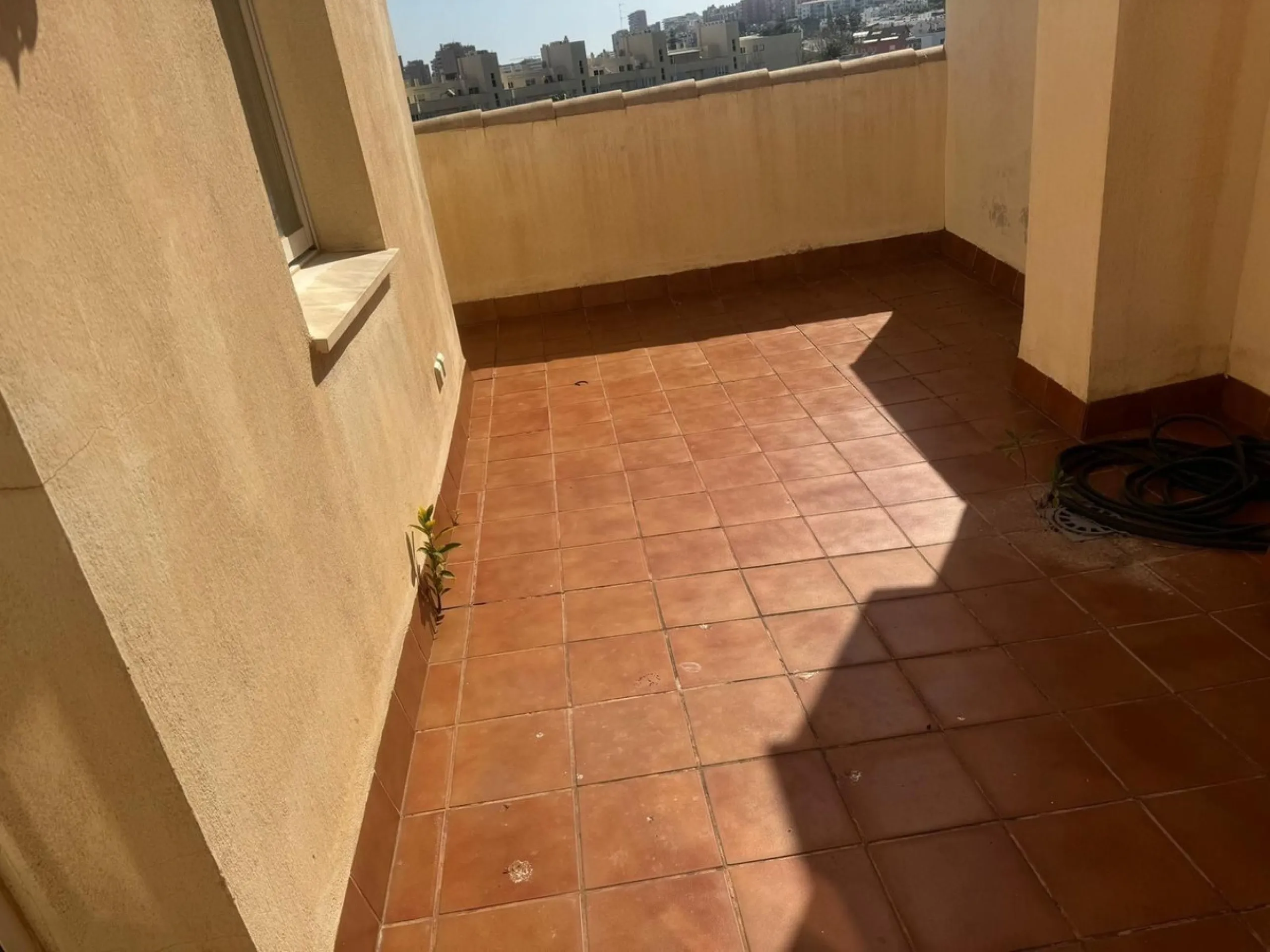This semi-detached house offers spacious living across 4 floors, featuring 256 m² of well-maintained space. It includes 3 bedrooms and 2 bathrooms, perfect for a family. The house benefits from golf course views and a convenient location close to schools,