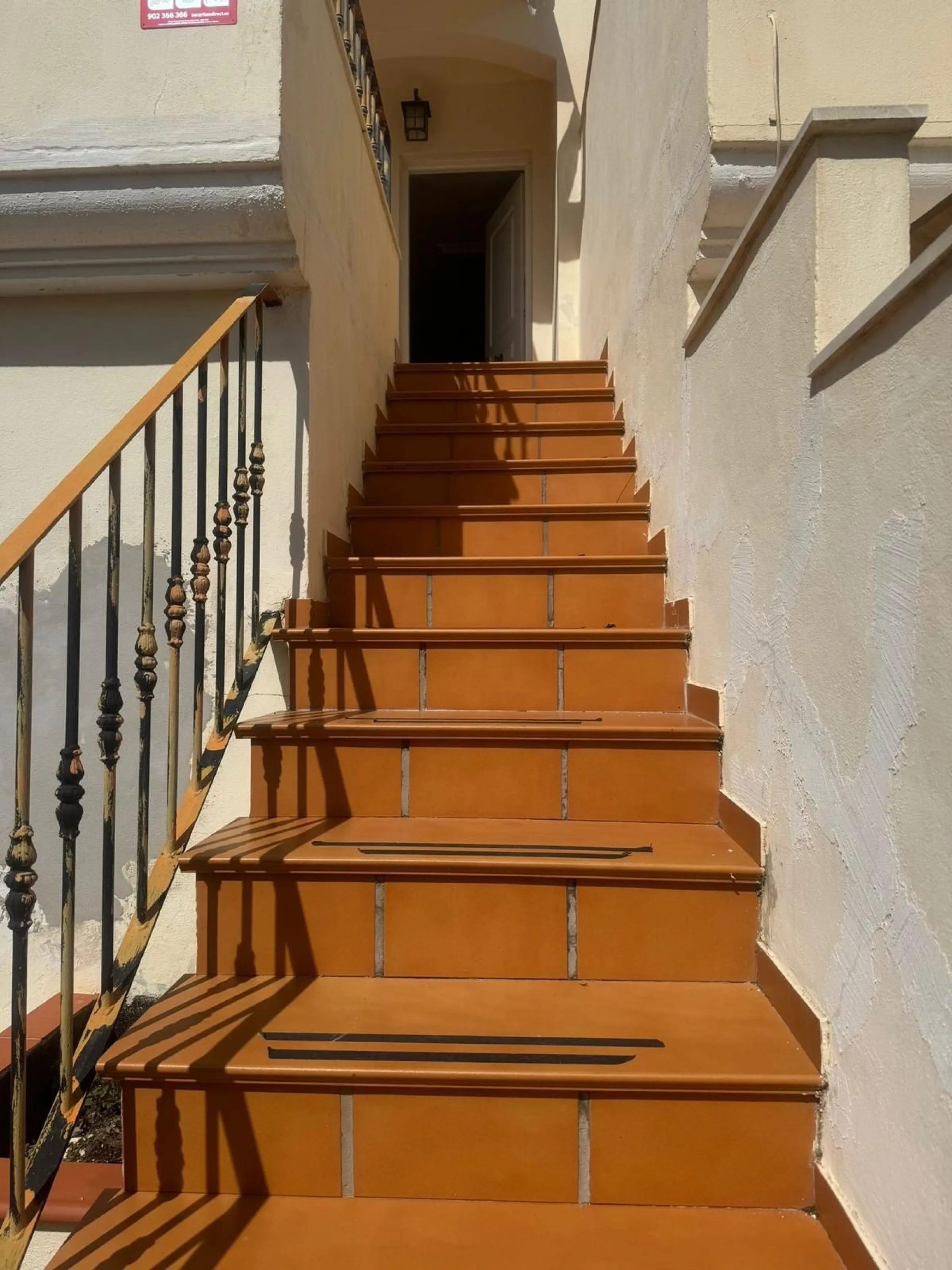 This semi-detached house offers spacious living across 4 floors, featuring 256 m² of well-maintained space. It includes 3 bedrooms and 2 bathrooms, perfect for a family. The house benefits from golf course views and a convenient location close to schools,
