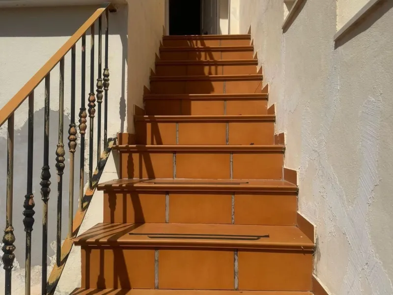 This semi-detached house offers spacious living across 4 floors, featuring 256 m² of well-maintained space. It includes 3 bedrooms and 2 bathrooms, perfect for a family. The house benefits from golf course views and a convenient location close to schools,
