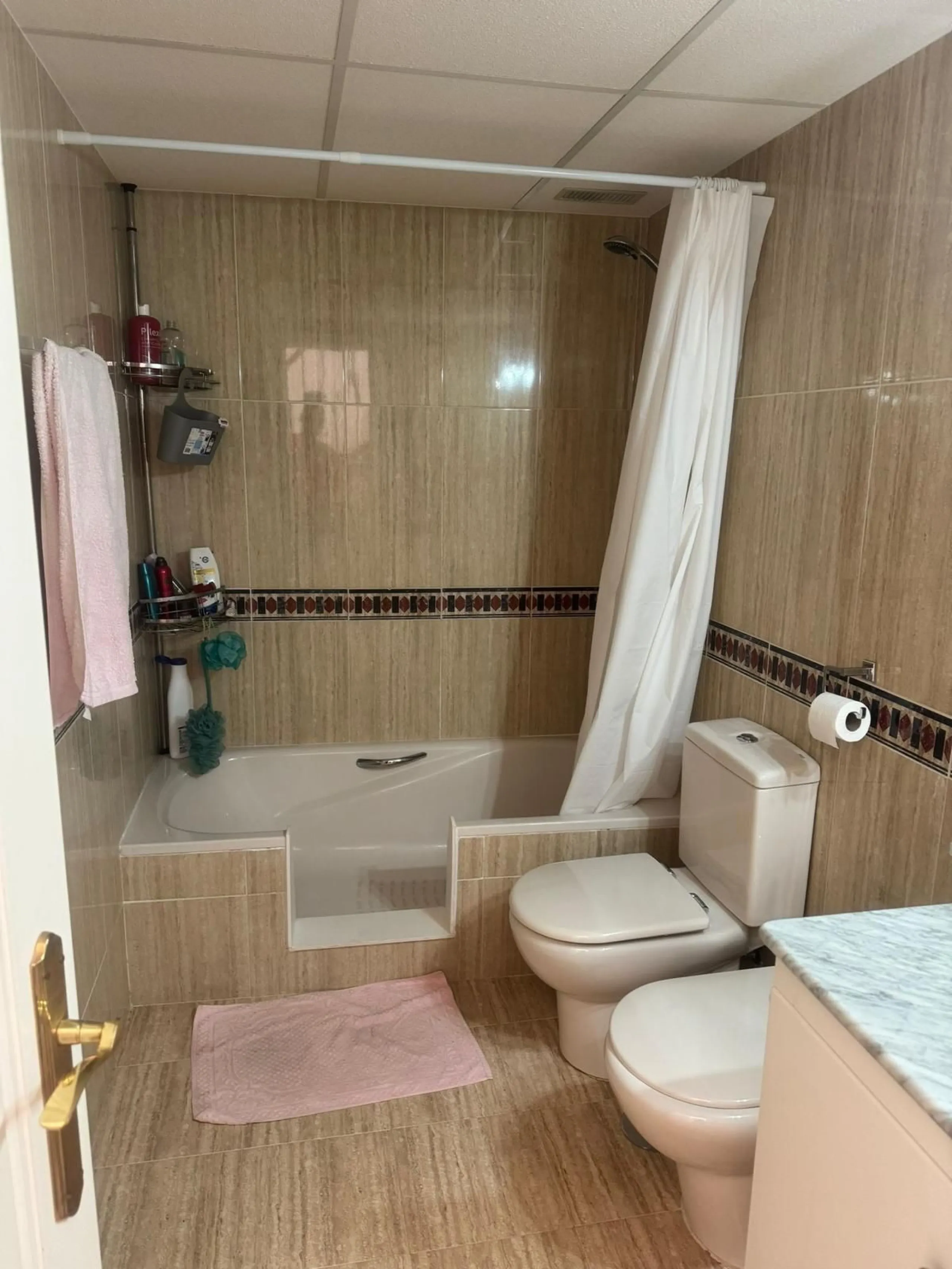 This semi-detached house offers spacious living across 4 floors, featuring 256 m² of well-maintained space. It includes 3 bedrooms and 2 bathrooms, perfect for a family. The house benefits from golf course views and a convenient location close to schools,