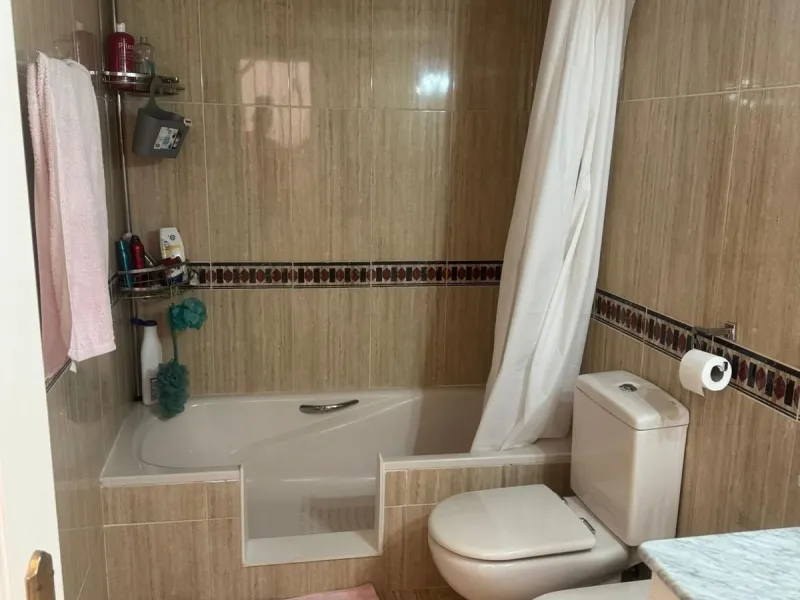This semi-detached house offers spacious living across 4 floors, featuring 256 m² of well-maintained space. It includes 3 bedrooms and 2 bathrooms, perfect for a family. The house benefits from golf course views and a convenient location close to schools,