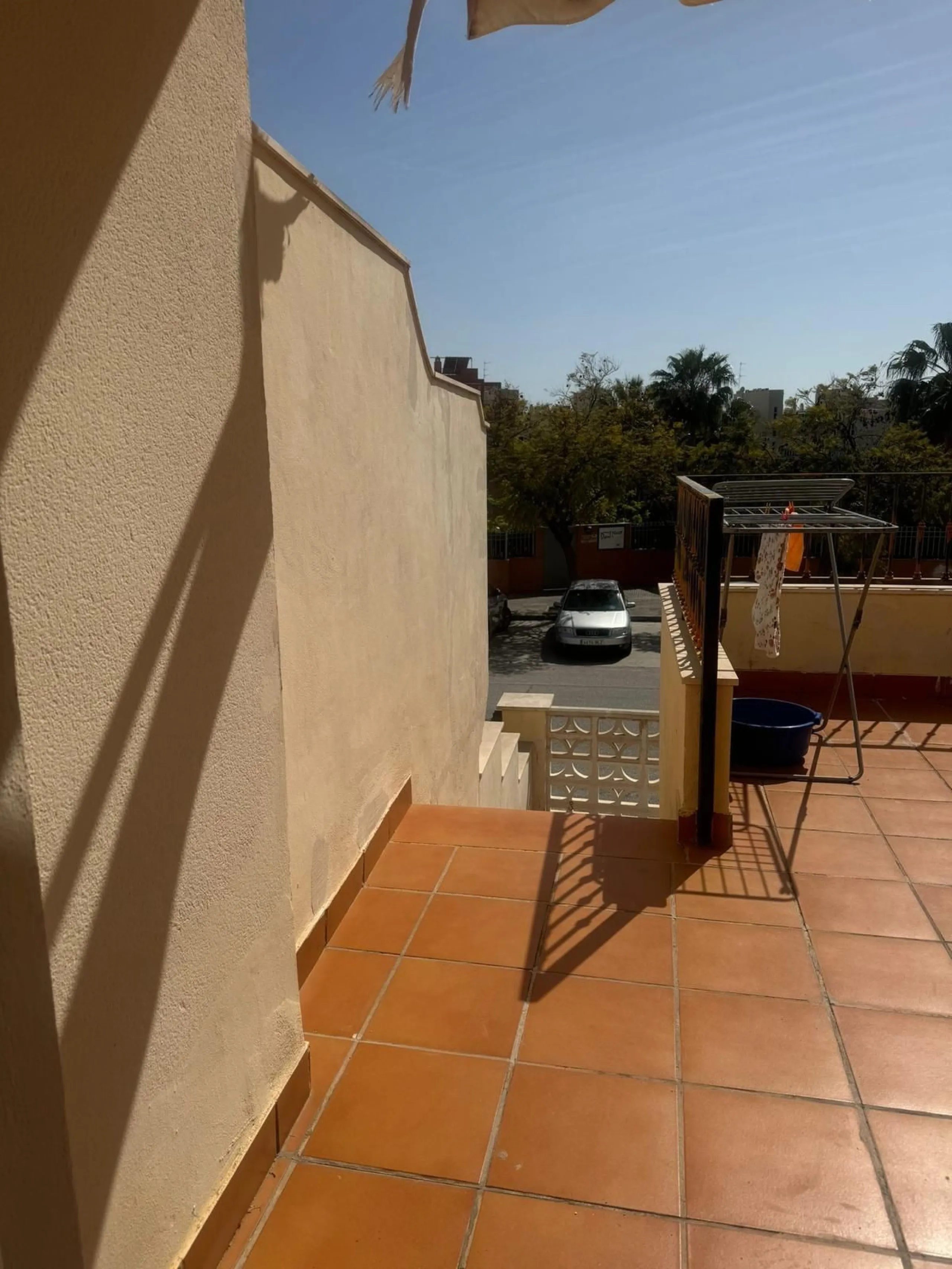 This semi-detached house offers spacious living across 4 floors, featuring 256 m² of well-maintained space. It includes 3 bedrooms and 2 bathrooms, perfect for a family. The house benefits from golf course views and a convenient location close to schools,