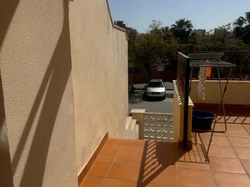 This semi-detached house offers spacious living across 4 floors, featuring 256 m² of well-maintained space. It includes 3 bedrooms and 2 bathrooms, perfect for a family. The house benefits from golf course views and a convenient location close to schools,