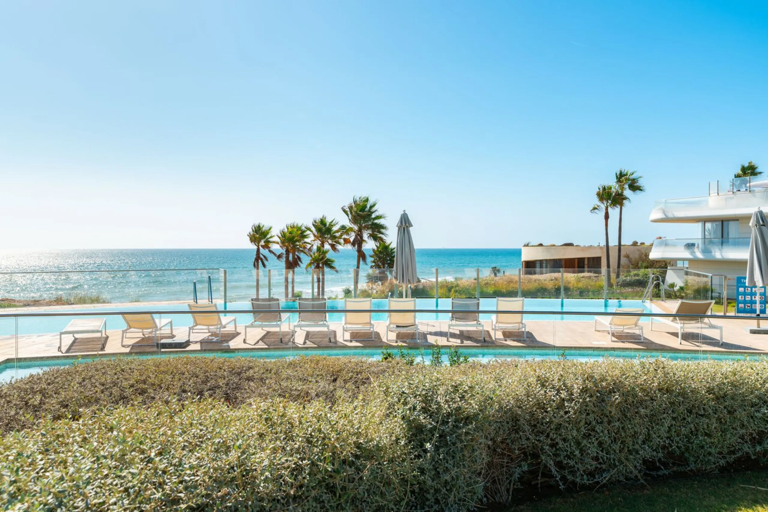 This stunning modern apartament is located in Estepona´s premier beachfront development, awarded with the first prize for 'Best Architecture Multiple Property' at the prestigious 'European Property Awards'. The lovely ground floor features spacious master