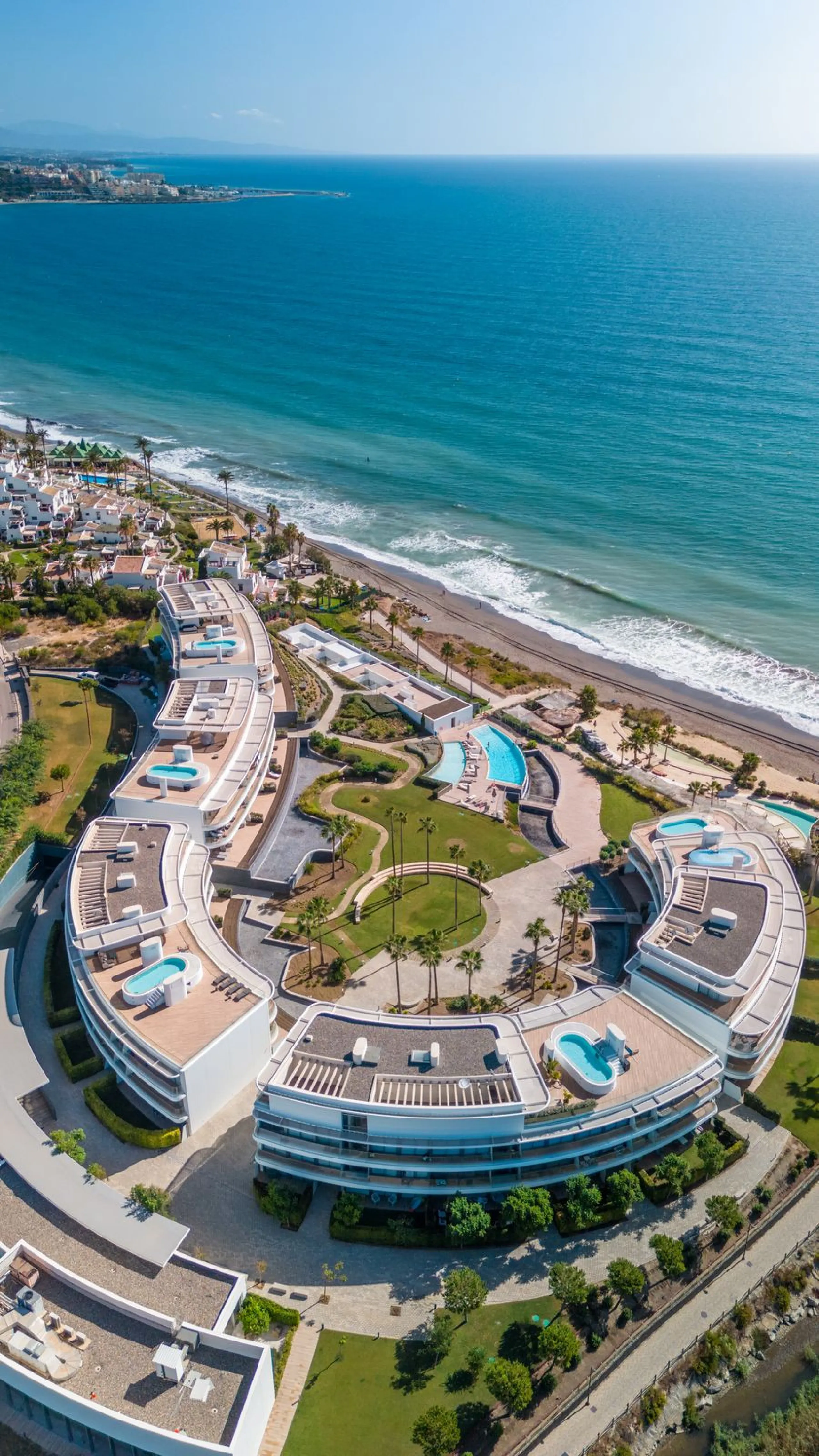 This stunning modern apartament is located in Estepona´s premier beachfront development, awarded with the first prize for 'Best Architecture Multiple Property' at the prestigious 'European Property Awards'. The lovely ground floor features spacious master