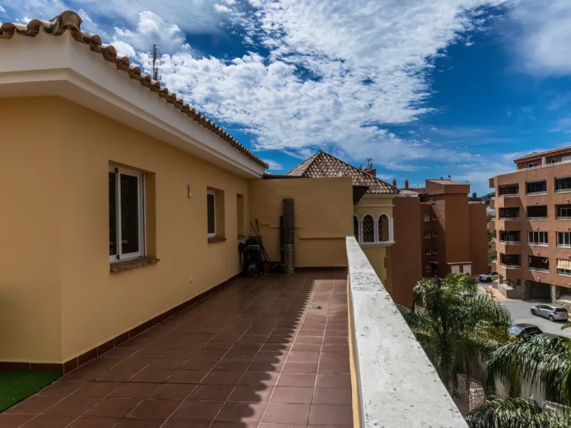 Penthouse with panoramic sea views in Riviera del Sol.