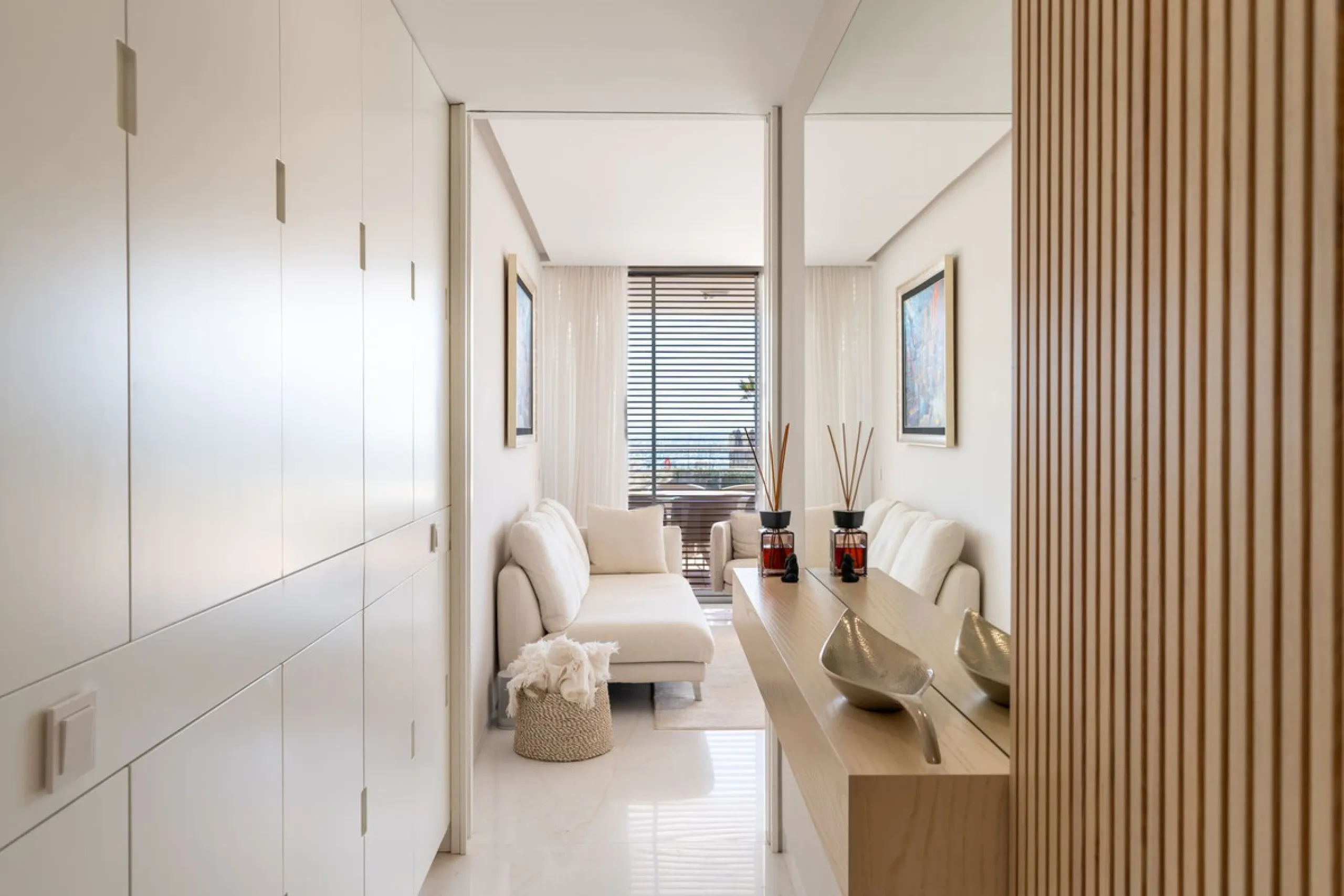 This stunning modern apartament is located in Estepona´s premier beachfront development, awarded with the first prize for 'Best Architecture Multiple Property' at the prestigious 'European Property Awards'. The lovely ground floor features spacious master