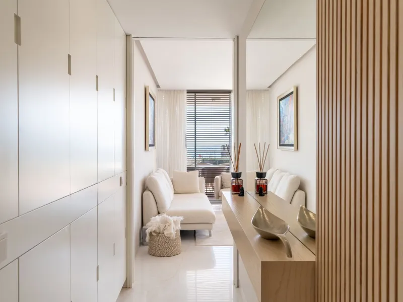 This stunning modern apartament is located in Estepona´s premier beachfront development, awarded with the first prize for 'Best Architecture Multiple Property' at the prestigious 'European Property Awards'. The lovely ground floor features spacious master
