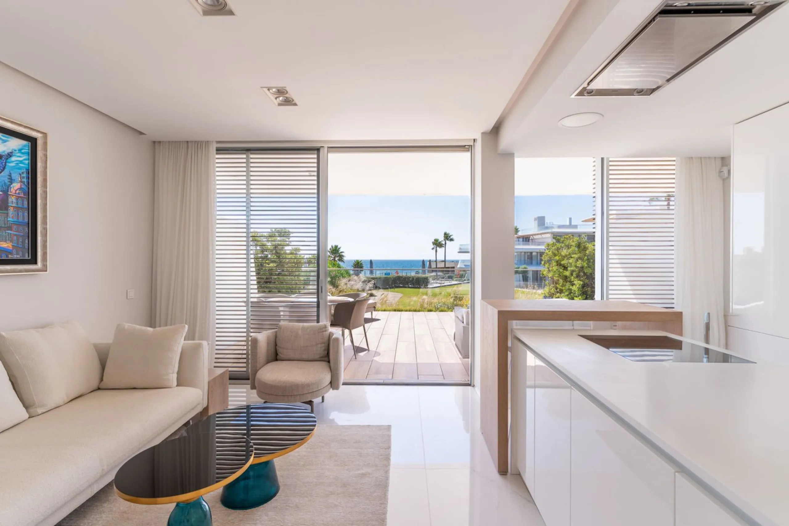 This stunning modern apartament is located in Estepona´s premier beachfront development, awarded with the first prize for 'Best Architecture Multiple Property' at the prestigious 'European Property Awards'. The lovely ground floor features spacious master