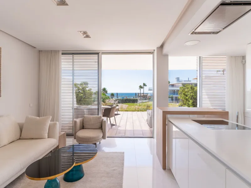 This stunning modern apartament is located in Estepona´s premier beachfront development, awarded with the first prize for 'Best Architecture Multiple Property' at the prestigious 'European Property Awards'. The lovely ground floor features spacious master