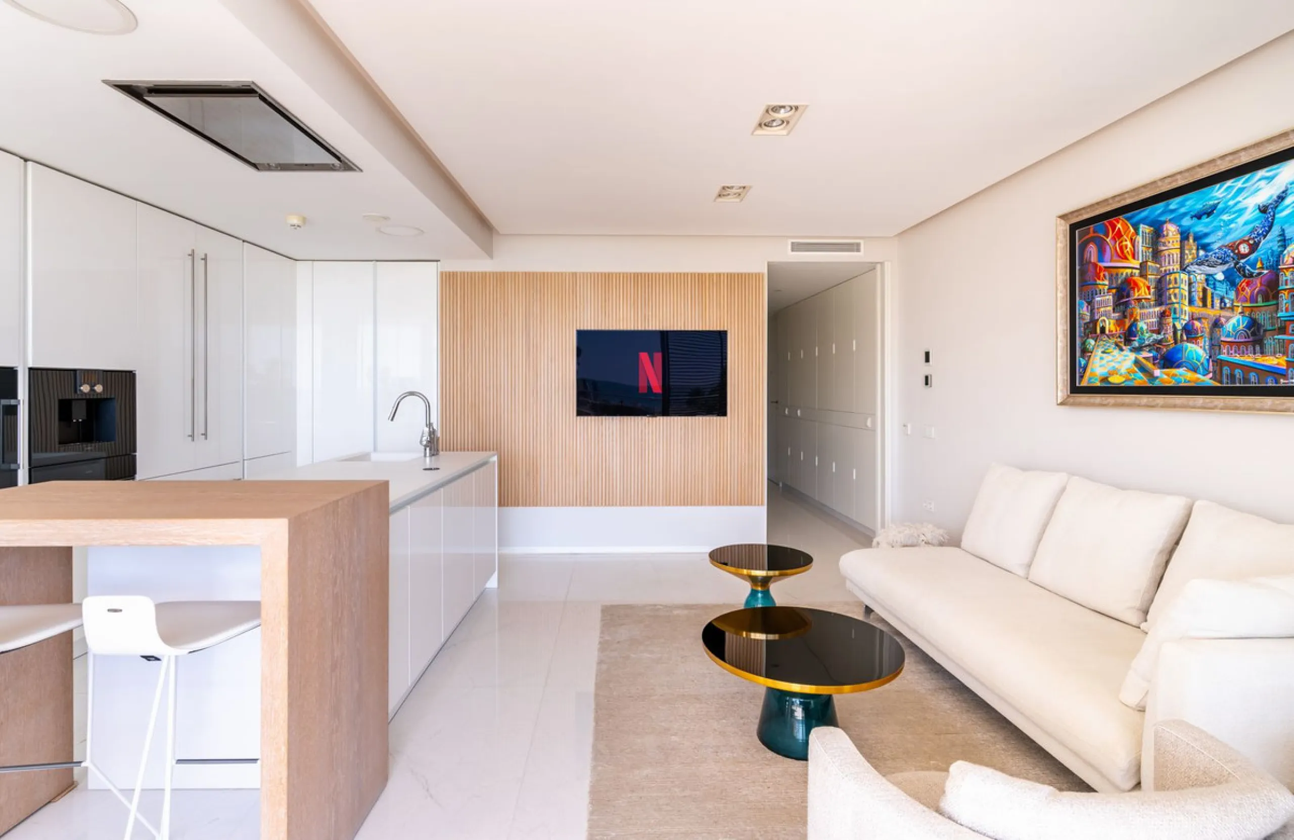 This stunning modern apartament is located in Estepona´s premier beachfront development, awarded with the first prize for 'Best Architecture Multiple Property' at the prestigious 'European Property Awards'. The lovely ground floor features spacious master