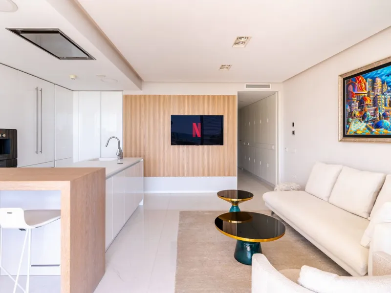 This stunning modern apartament is located in Estepona´s premier beachfront development, awarded with the first prize for 'Best Architecture Multiple Property' at the prestigious 'European Property Awards'. The lovely ground floor features spacious master