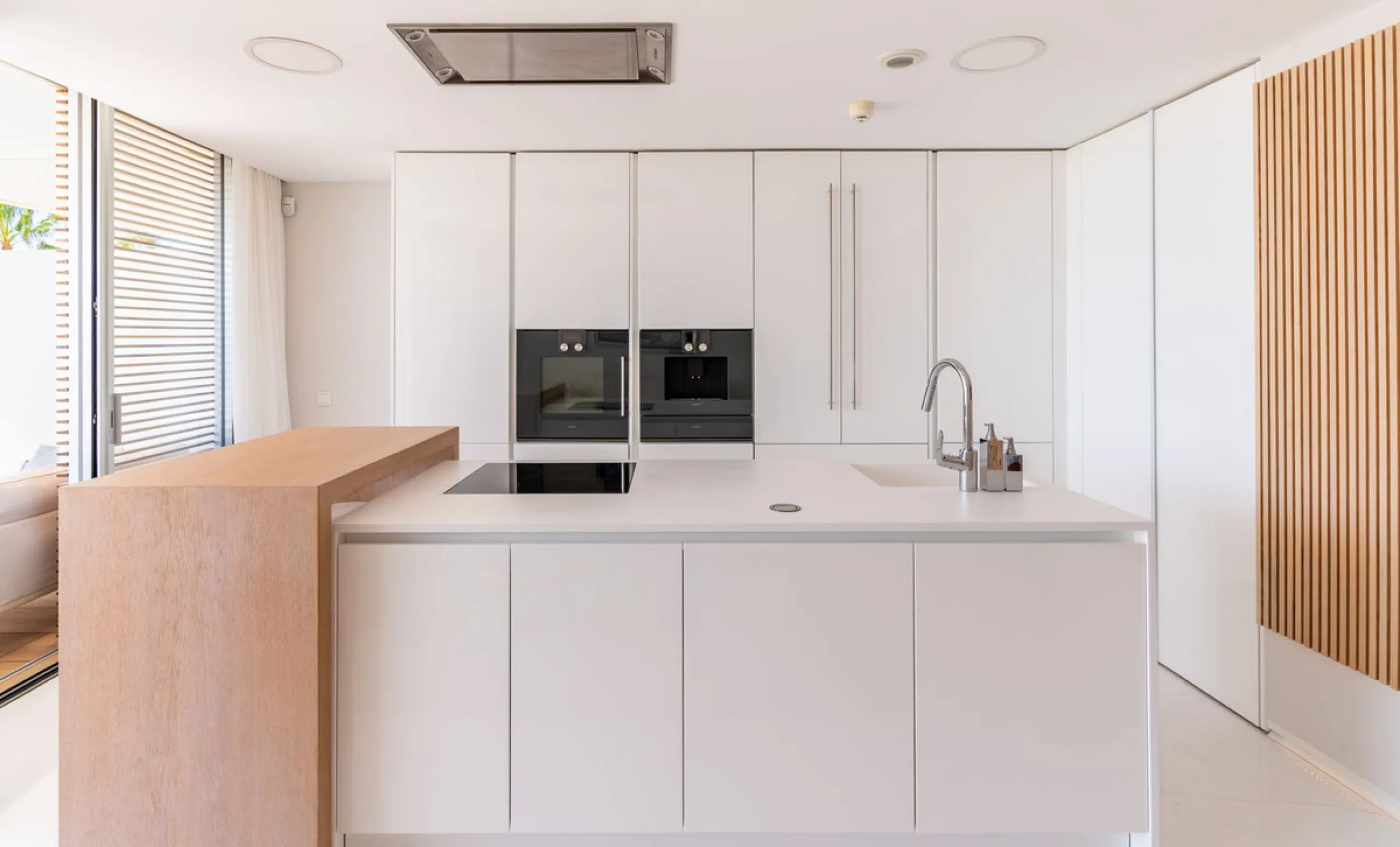 This stunning modern apartament is located in Estepona´s premier beachfront development, awarded with the first prize for 'Best Architecture Multiple Property' at the prestigious 'European Property Awards'. The lovely ground floor features spacious master