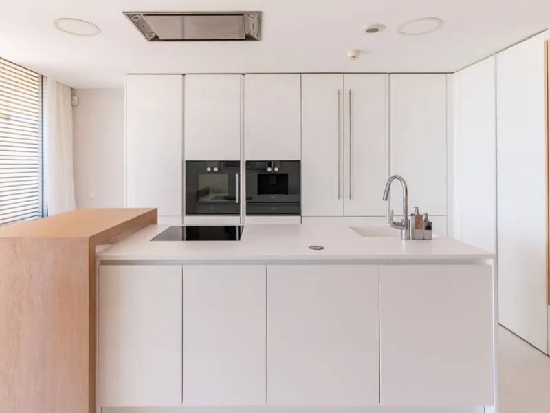 This stunning modern apartament is located in Estepona´s premier beachfront development, awarded with the first prize for 'Best Architecture Multiple Property' at the prestigious 'European Property Awards'. The lovely ground floor features spacious master
