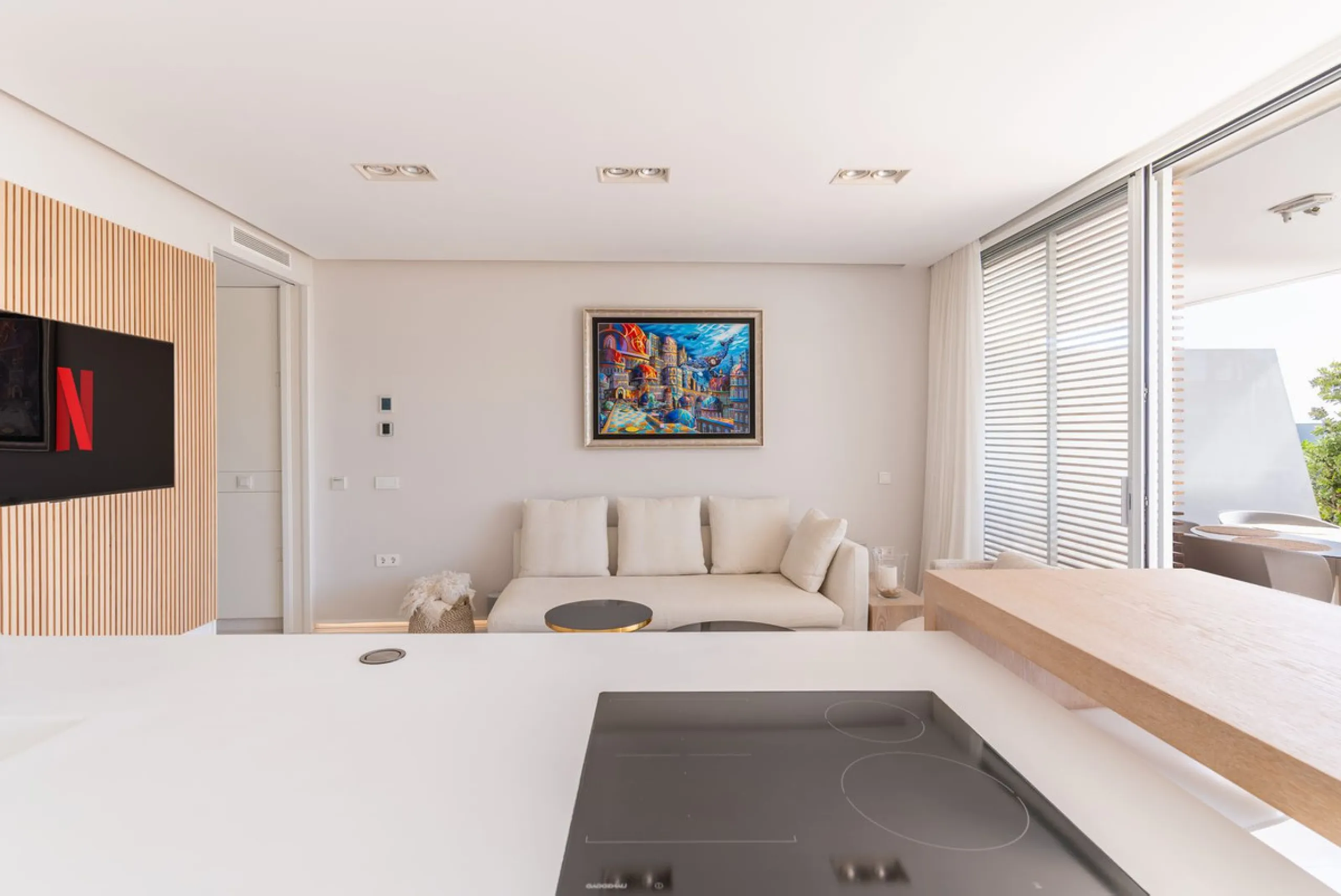 This stunning modern apartament is located in Estepona´s premier beachfront development, awarded with the first prize for 'Best Architecture Multiple Property' at the prestigious 'European Property Awards'. The lovely ground floor features spacious master