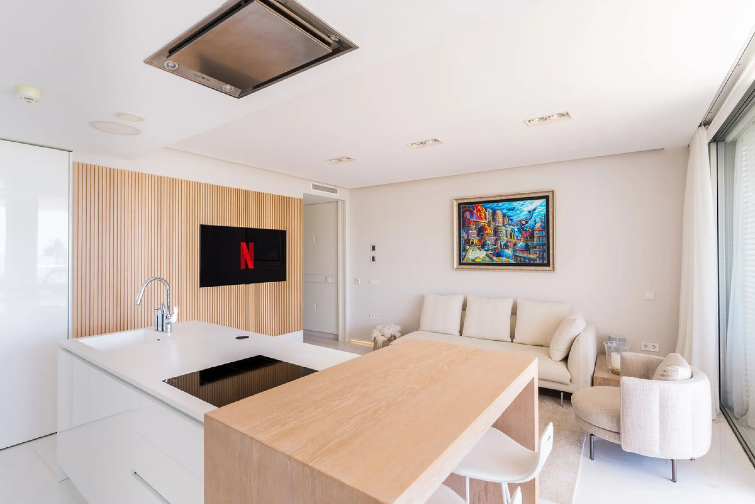 This stunning modern apartament is located in Estepona´s premier beachfront development, awarded with the first prize for 'Best Architecture Multiple Property' at the prestigious 'European Property Awards'. The lovely ground floor features spacious master
