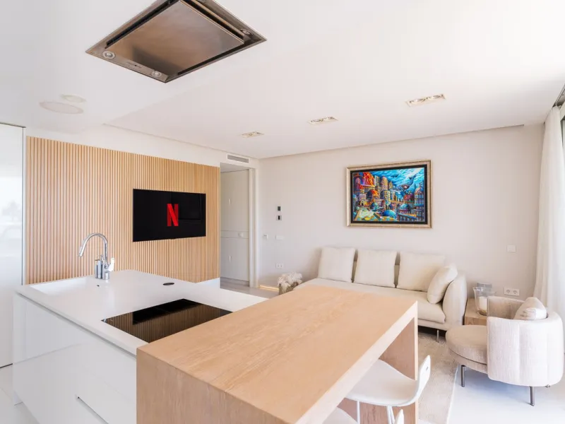 This stunning modern apartament is located in Estepona´s premier beachfront development, awarded with the first prize for 'Best Architecture Multiple Property' at the prestigious 'European Property Awards'. The lovely ground floor features spacious master