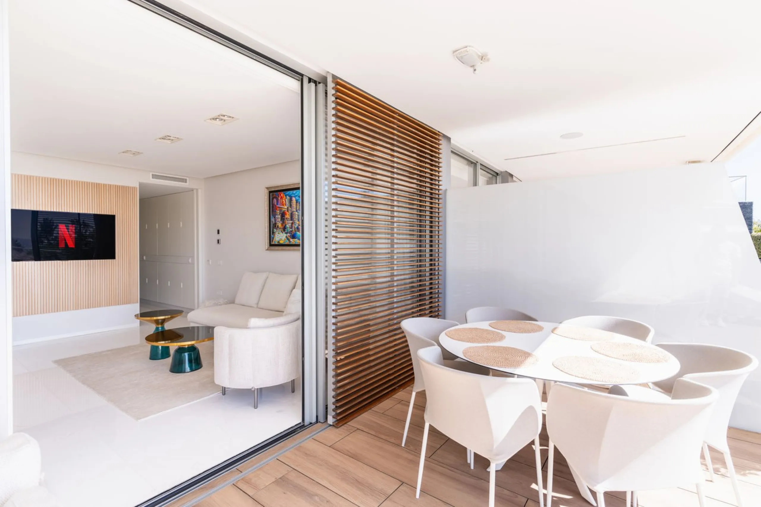 This stunning modern apartament is located in Estepona´s premier beachfront development, awarded with the first prize for 'Best Architecture Multiple Property' at the prestigious 'European Property Awards'. The lovely ground floor features spacious master
