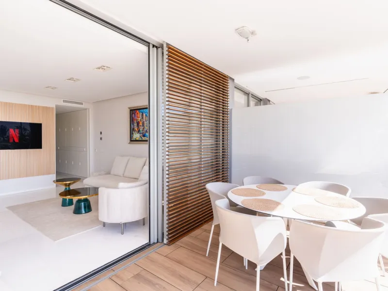 This stunning modern apartament is located in Estepona´s premier beachfront development, awarded with the first prize for 'Best Architecture Multiple Property' at the prestigious 'European Property Awards'. The lovely ground floor features spacious master
