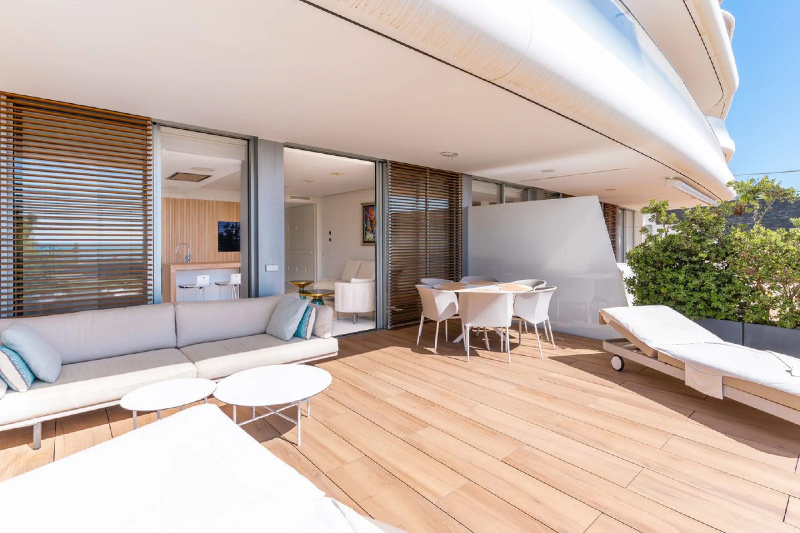 This stunning modern apartament is located in Estepona´s premier beachfront development, awarded with the first prize for 'Best Architecture Multiple Property' at the prestigious 'European Property Awards'. The lovely ground floor features spacious master
