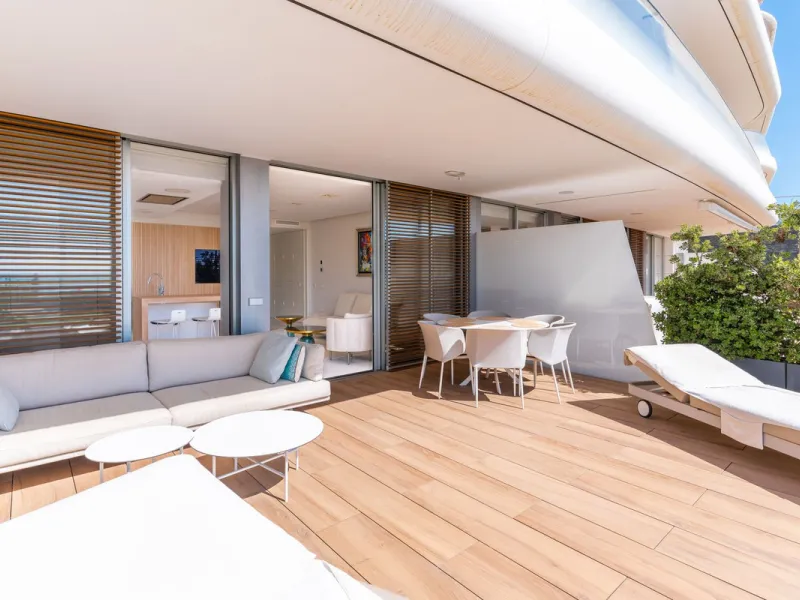 This stunning modern apartament is located in Estepona´s premier beachfront development, awarded with the first prize for 'Best Architecture Multiple Property' at the prestigious 'European Property Awards'. The lovely ground floor features spacious master