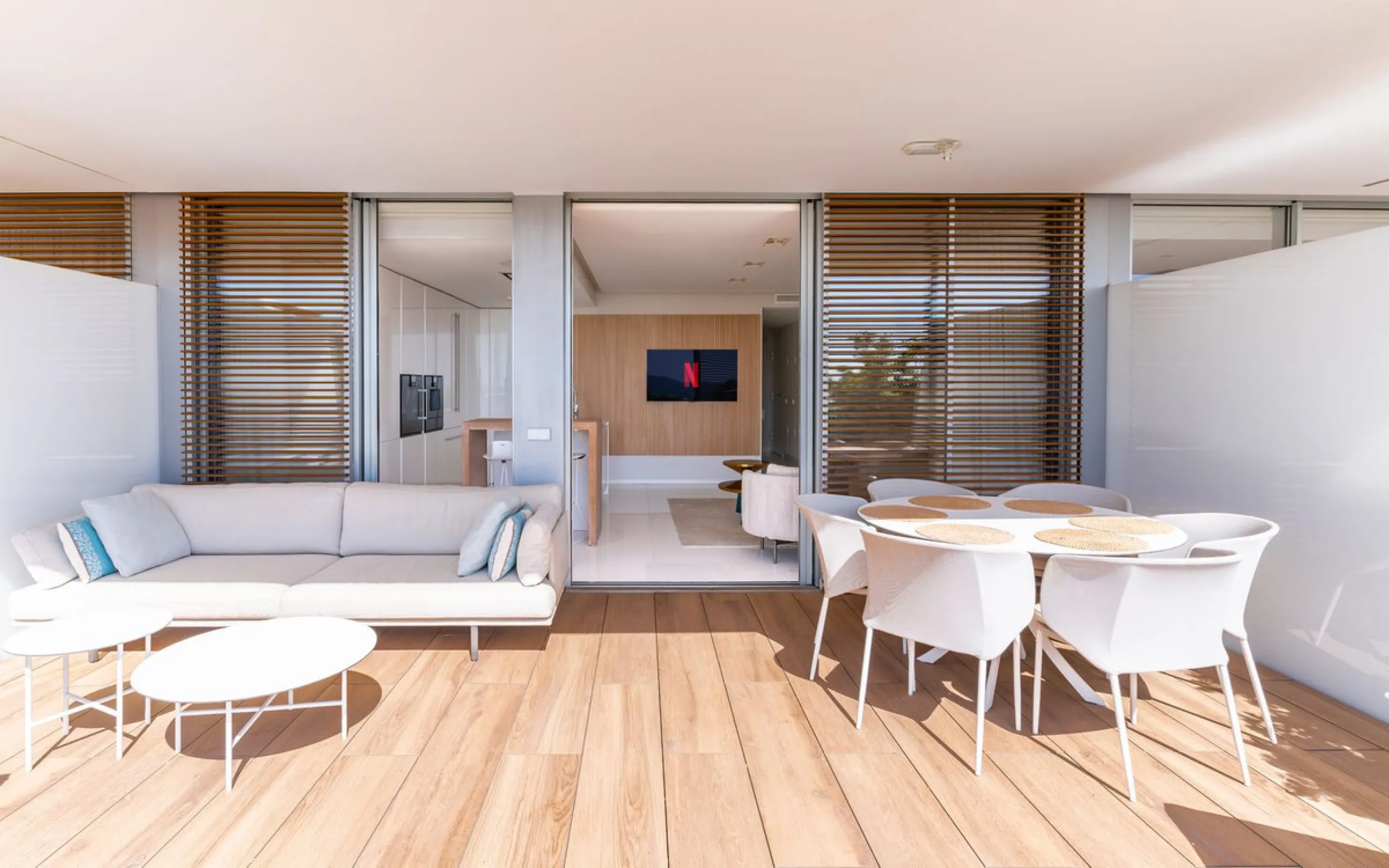 This stunning modern apartament is located in Estepona´s premier beachfront development, awarded with the first prize for 'Best Architecture Multiple Property' at the prestigious 'European Property Awards'. The lovely ground floor features spacious master