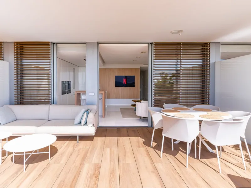 This stunning modern apartament is located in Estepona´s premier beachfront development, awarded with the first prize for 'Best Architecture Multiple Property' at the prestigious 'European Property Awards'. The lovely ground floor features spacious master