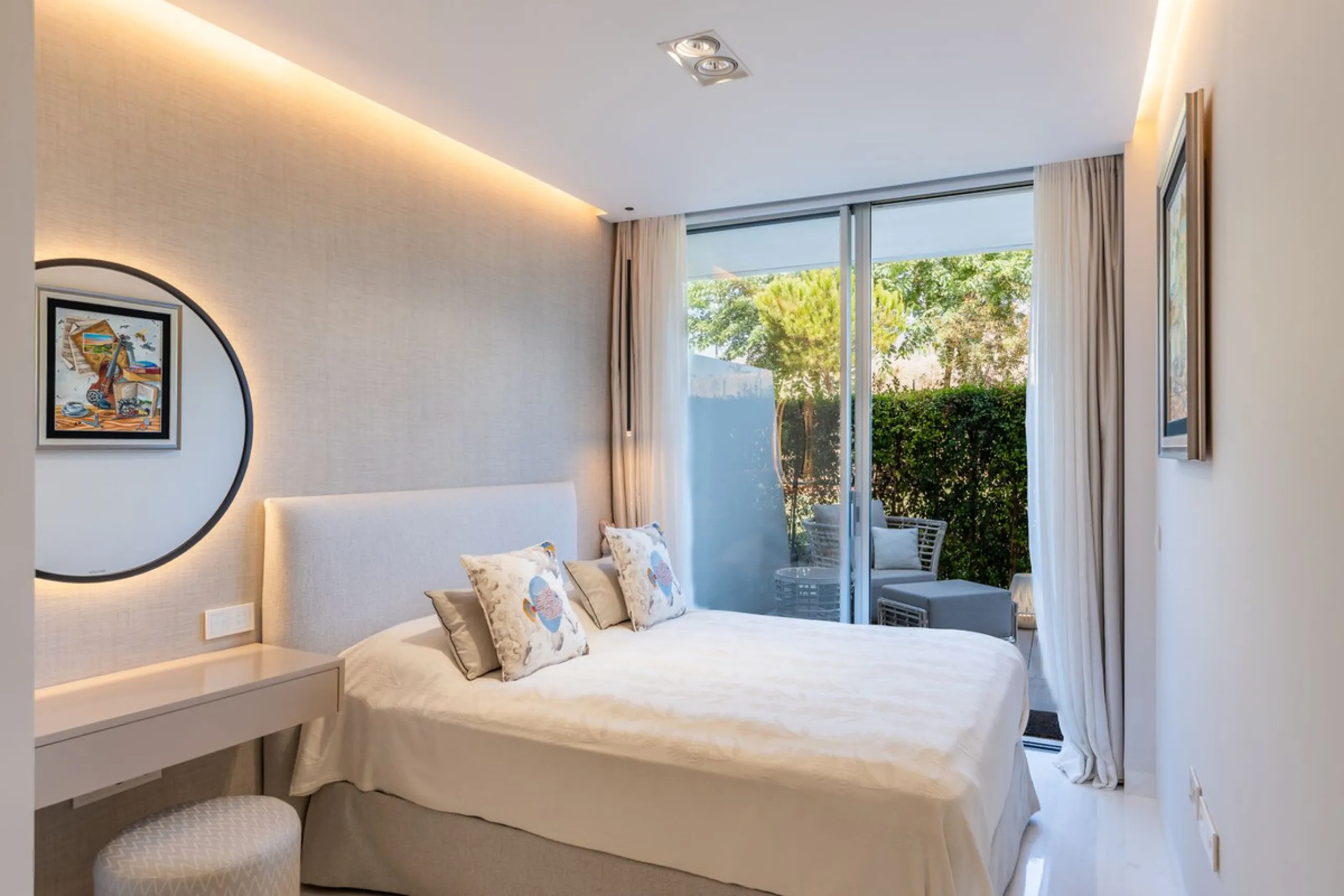 This stunning modern apartament is located in Estepona´s premier beachfront development, awarded with the first prize for 'Best Architecture Multiple Property' at the prestigious 'European Property Awards'. The lovely ground floor features spacious master